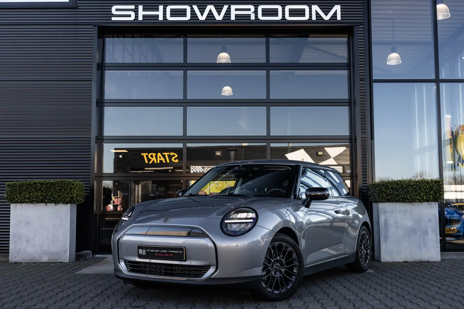 MINI Cooper E Essential 40.7 kWh NL Auto, Camera, PDC voor & Ach Gris - 2