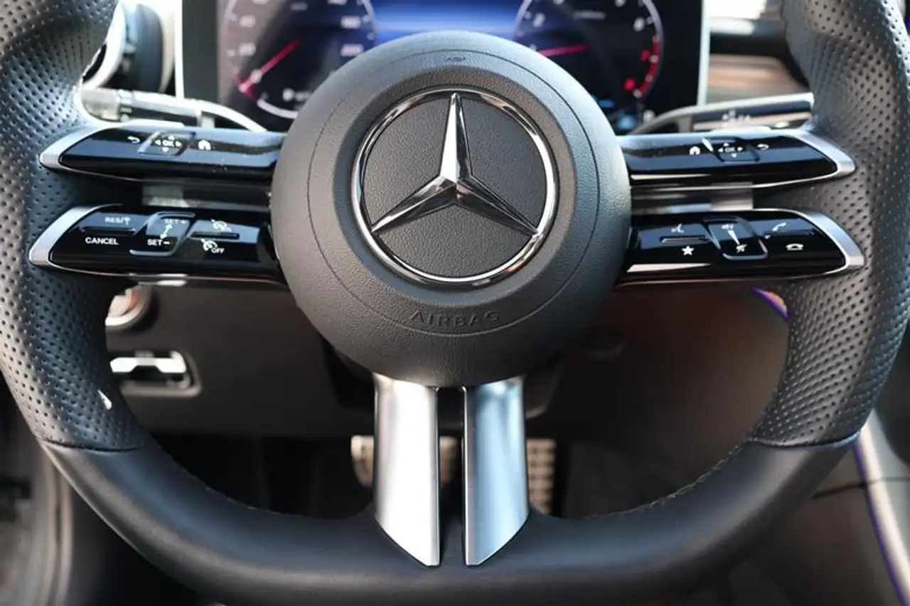 Mercedes-Benz C-Class снимка Mercedes-Benz C-Class