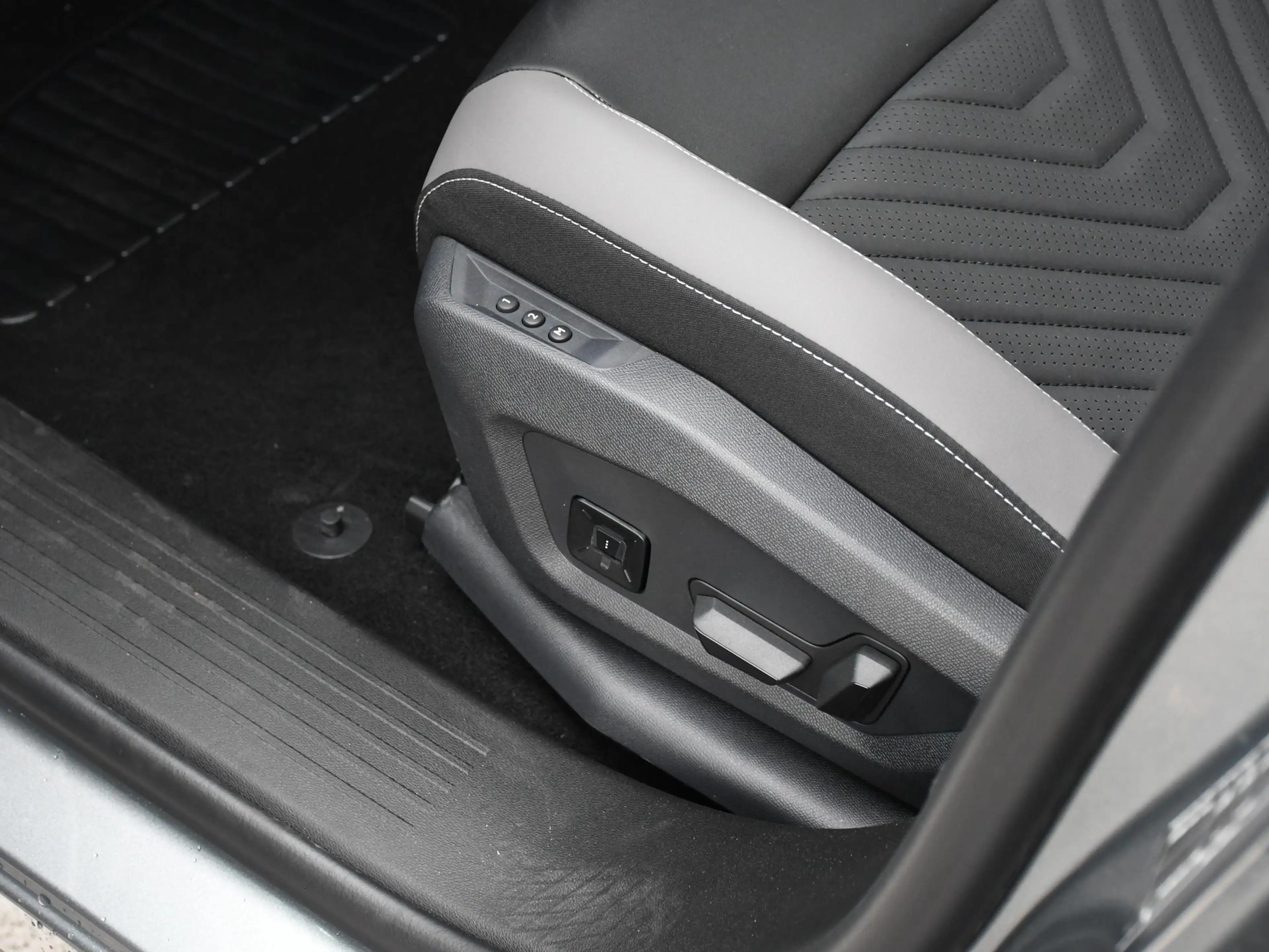 Jeep Compass First Edition 1.2 e-Hybrid 145pk Automaat PANO | M — photo 12
