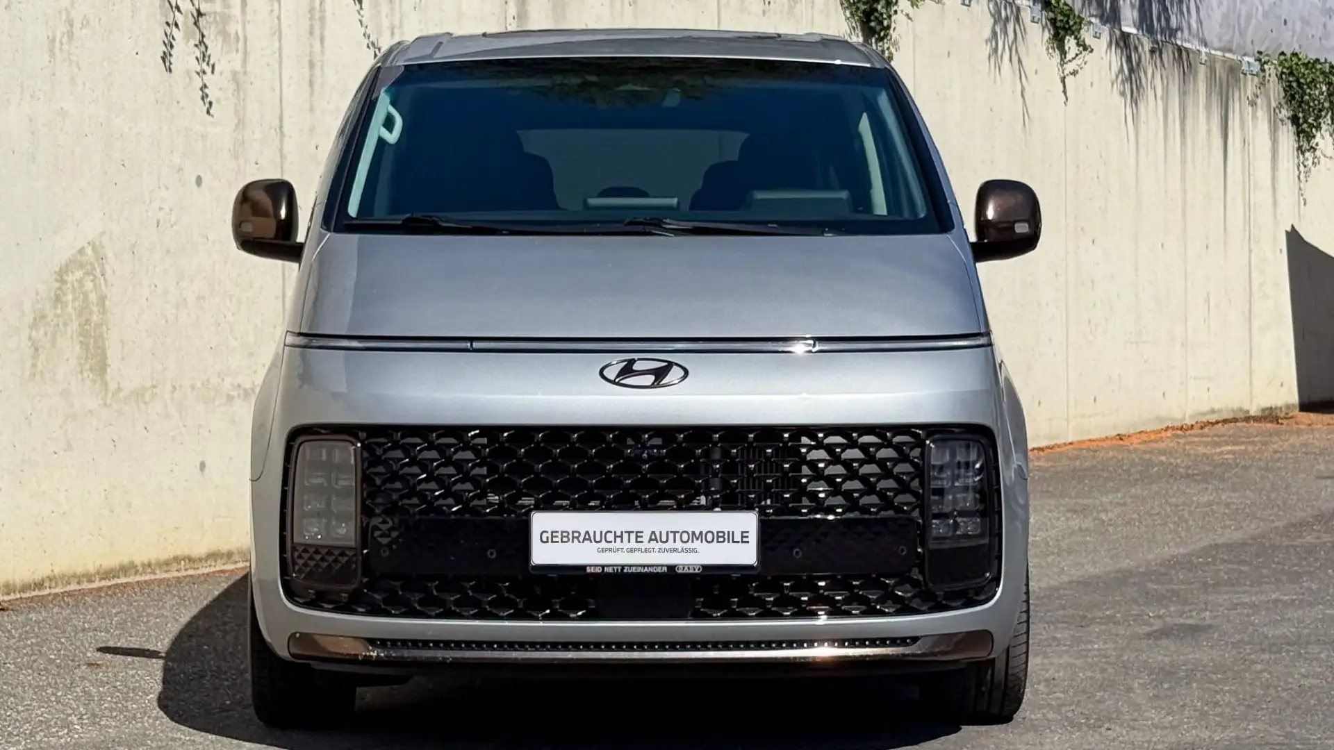 Hyundai STARIA Bus 2,2 CRDi Luxury Line 4WD DCT Design Paket Brass Silber - 2