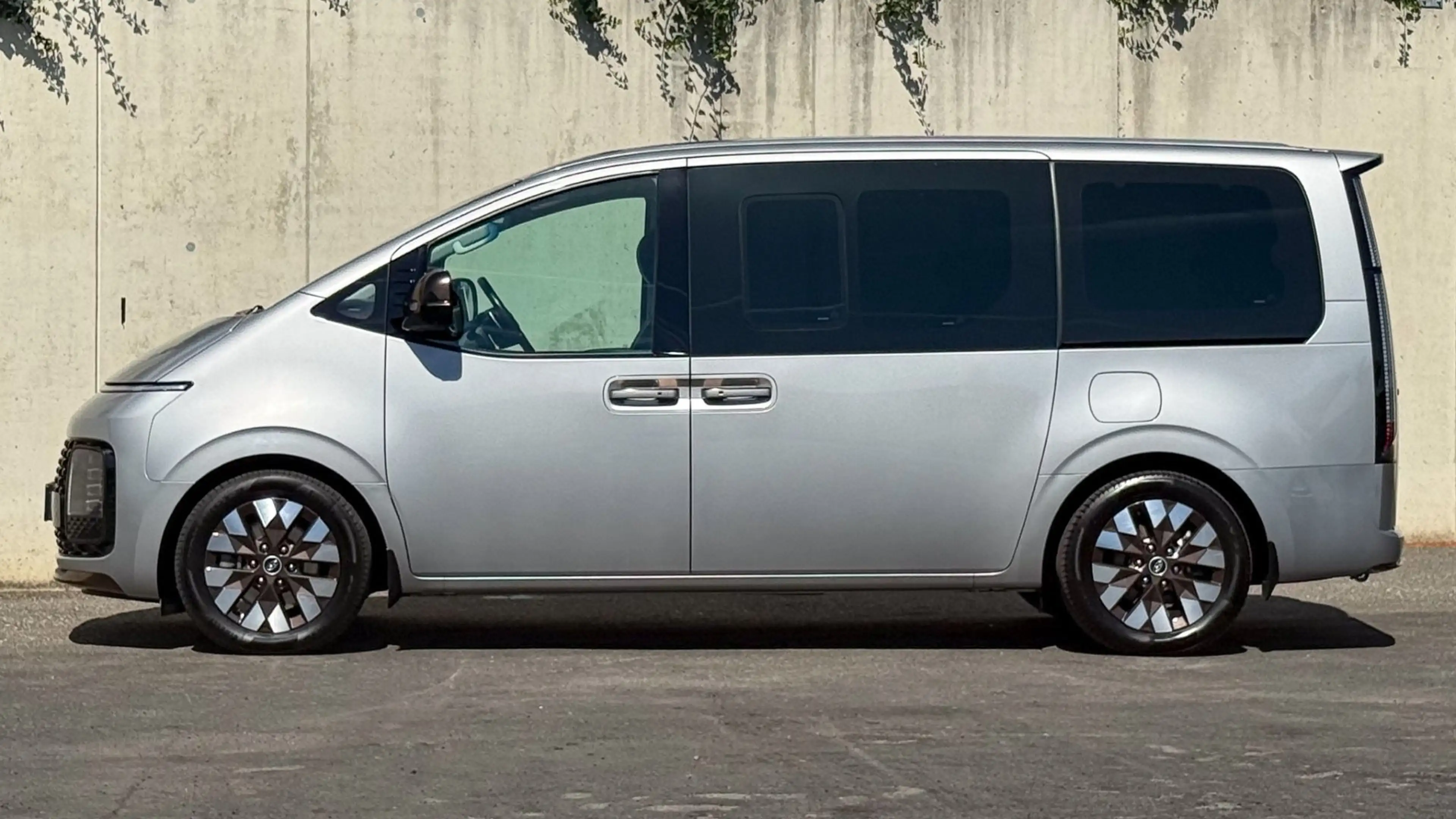 Hyundai STARIA Bus 2,2 CRDi Luxury Line 4WD DCT Design Paket Brass — photo 6