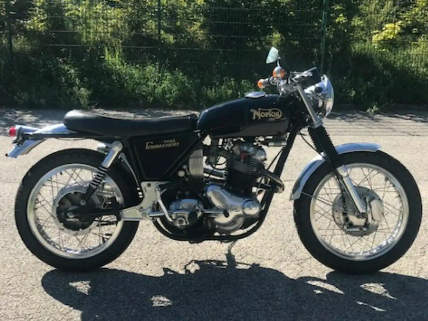 Norton Commando 750 Noir - 1