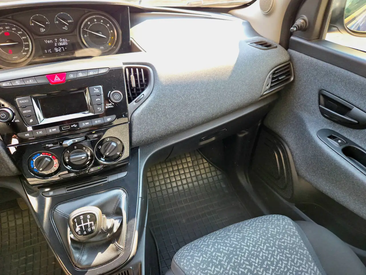 Lancia Ypsilon 2023 — фото 13