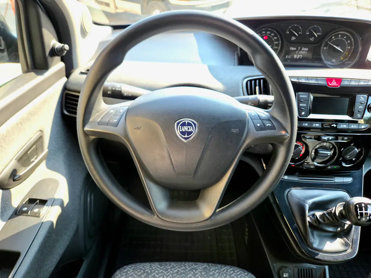Lancia Ypsilon 2023 — фото 12