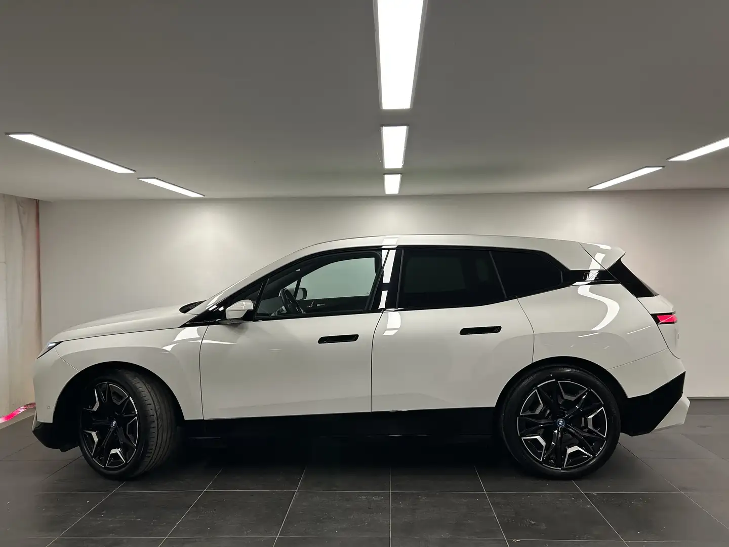 BMW iX xDrive40 Sportpaket HK Live Cockpit Prof Pano.Dach Weiß - 2