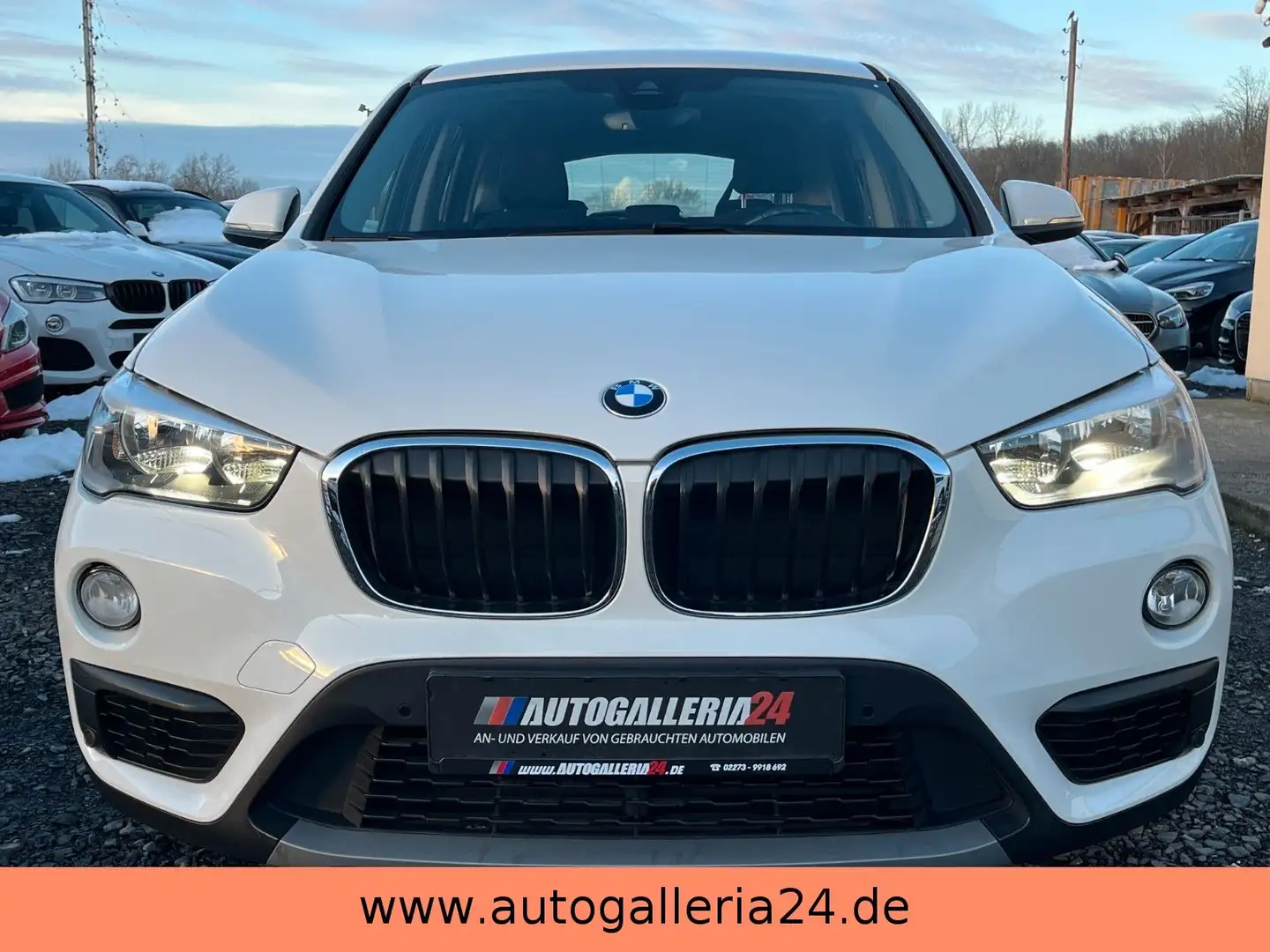 BMW X1 sDrive18i Navi Tempomat 1.HAND SHZ PDC SPORT Weiß - 2