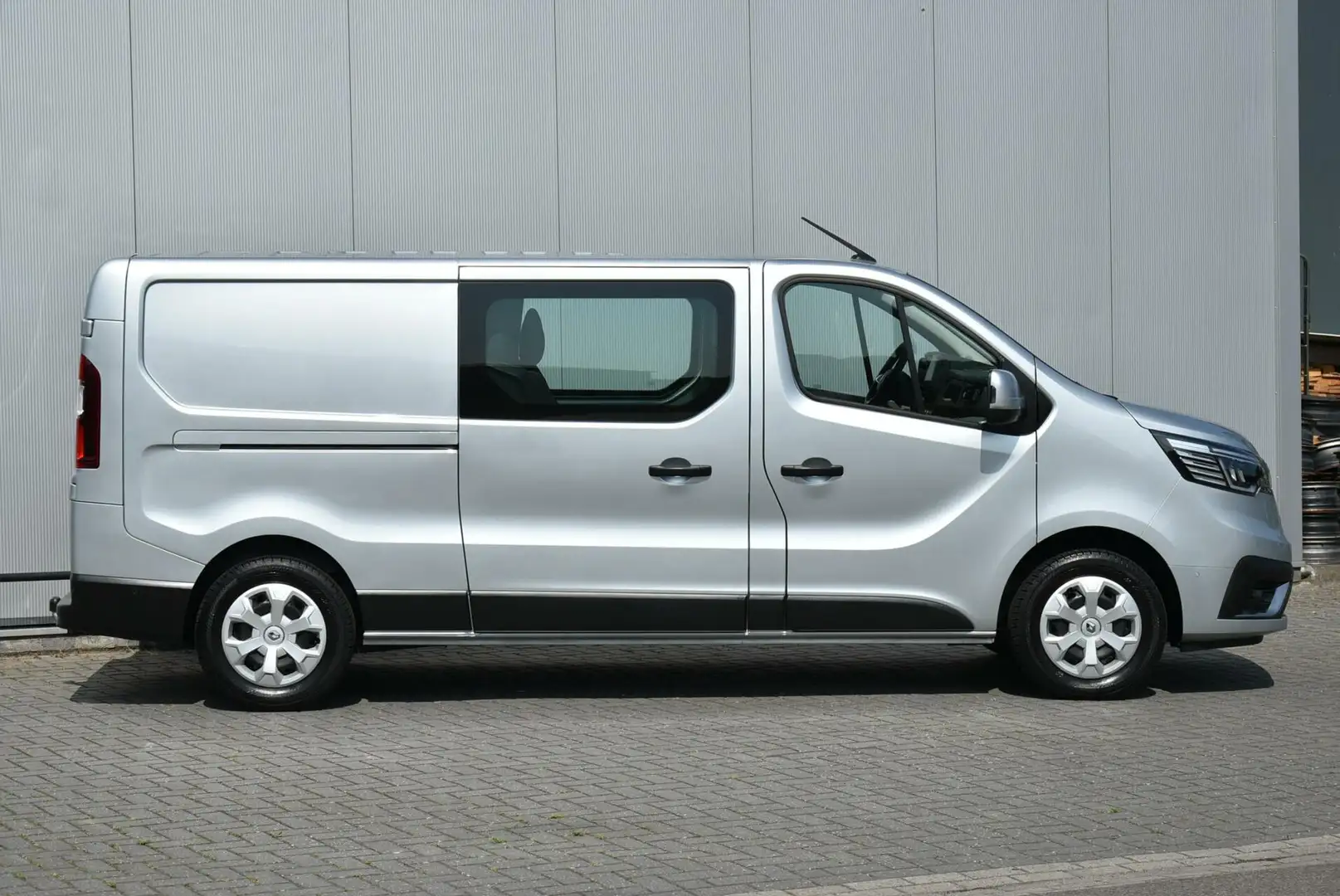 Renault Trafic 2.0 dCi 131 Pk L2H1 DC 6 Persoons Airco Trekhaak Gris - 2