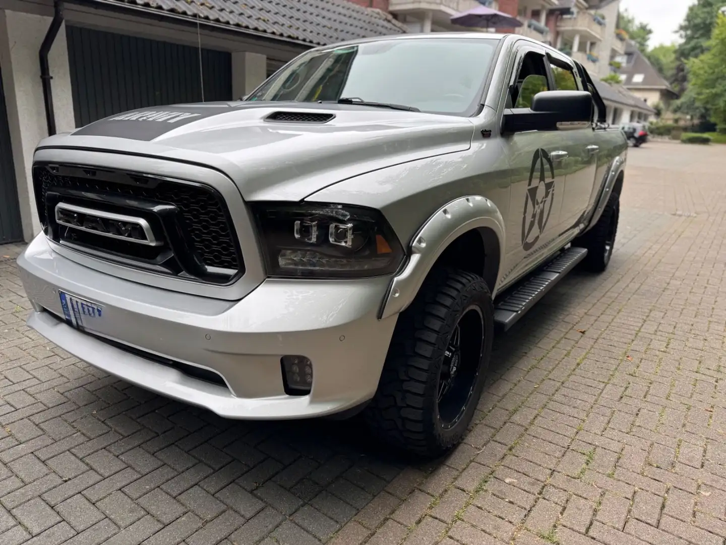 Dodge RAM 1500 5,7ltr. Sport Longbed CrewCab 4X4 Gas Silber - 1