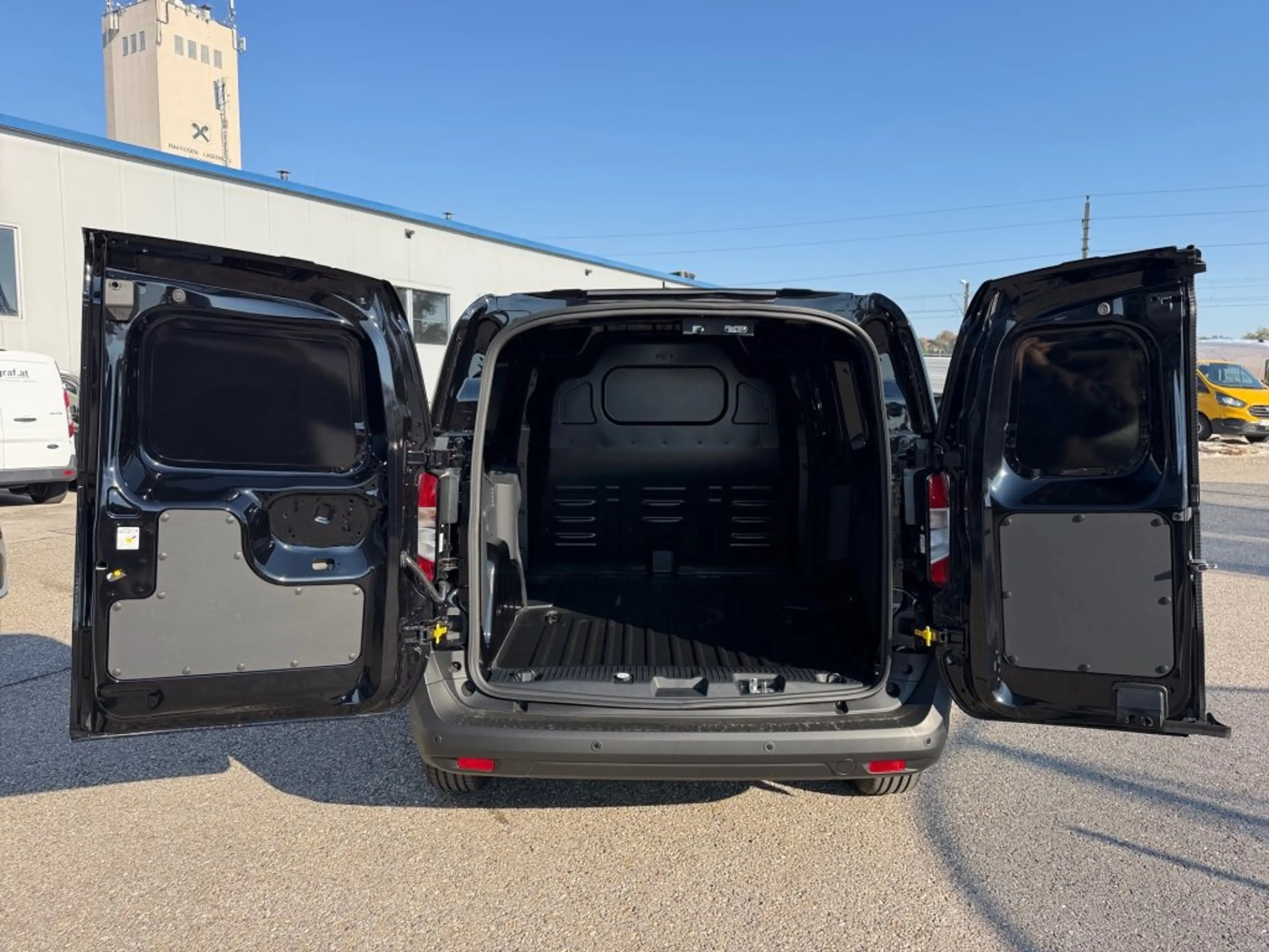 Ford Transit Courier BEV Trend — photo 9
