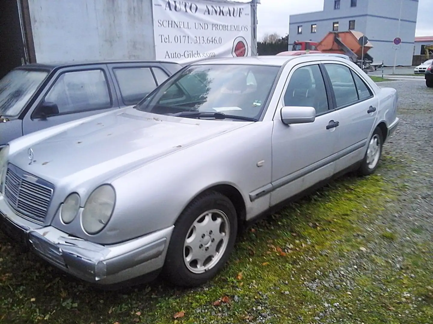 Mercedes-Benz E 200 Automatik CLASSIC/ Alu+Klima+Tempomat+met/o.TÜV Stříbrná - 2