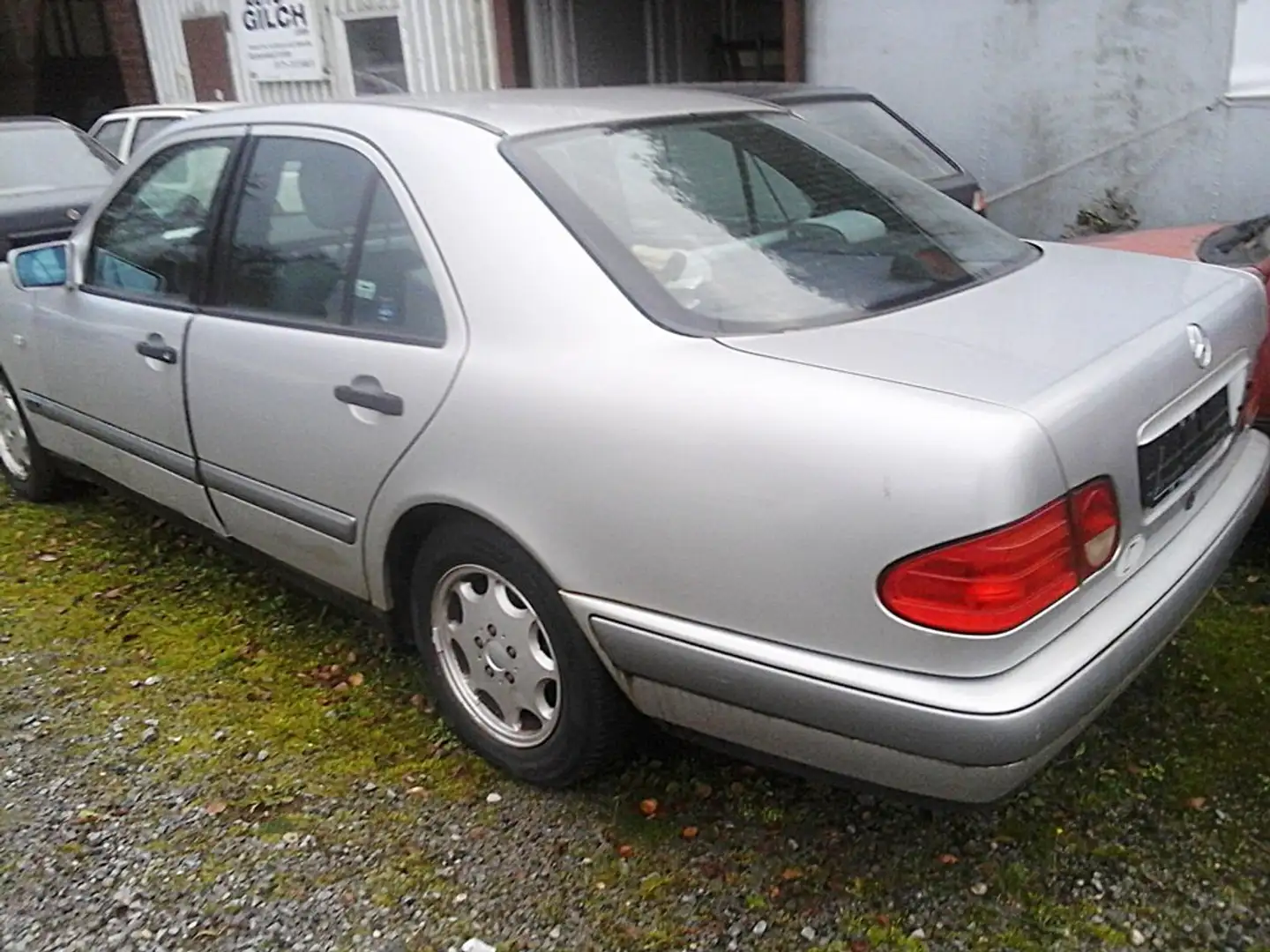 Mercedes-Benz E 200 Automatik CLASSIC/ Alu+Klima+Tempomat+met/o.TÜV Stříbrná - 1