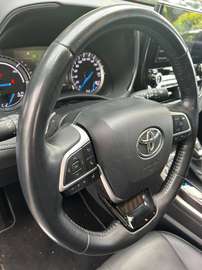 Highlander 2.5 Hybrid Luxury / AHK / KAMERA 360° / PANO / VOLLL