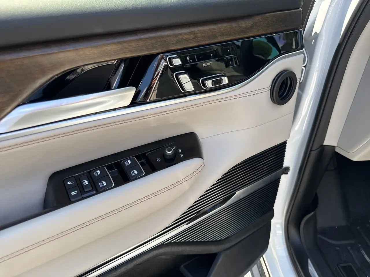 Jeep Grand Wagoneer photo Jeep Grand Wagoneer