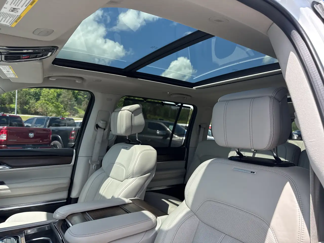 Jeep Grand Wagoneer photo Jeep Grand Wagoneer