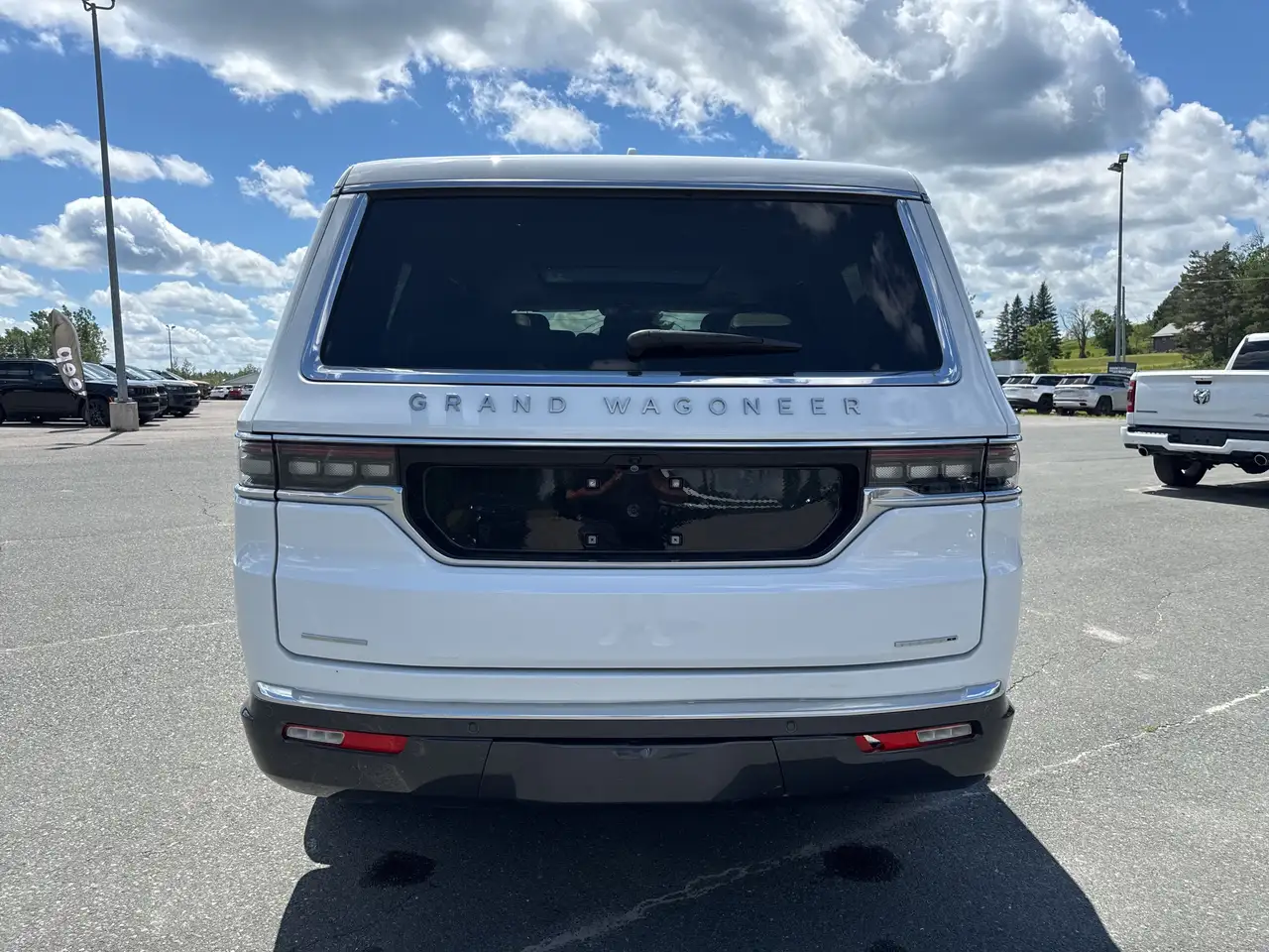 Jeep Grand Wagoneer photo Jeep Grand Wagoneer