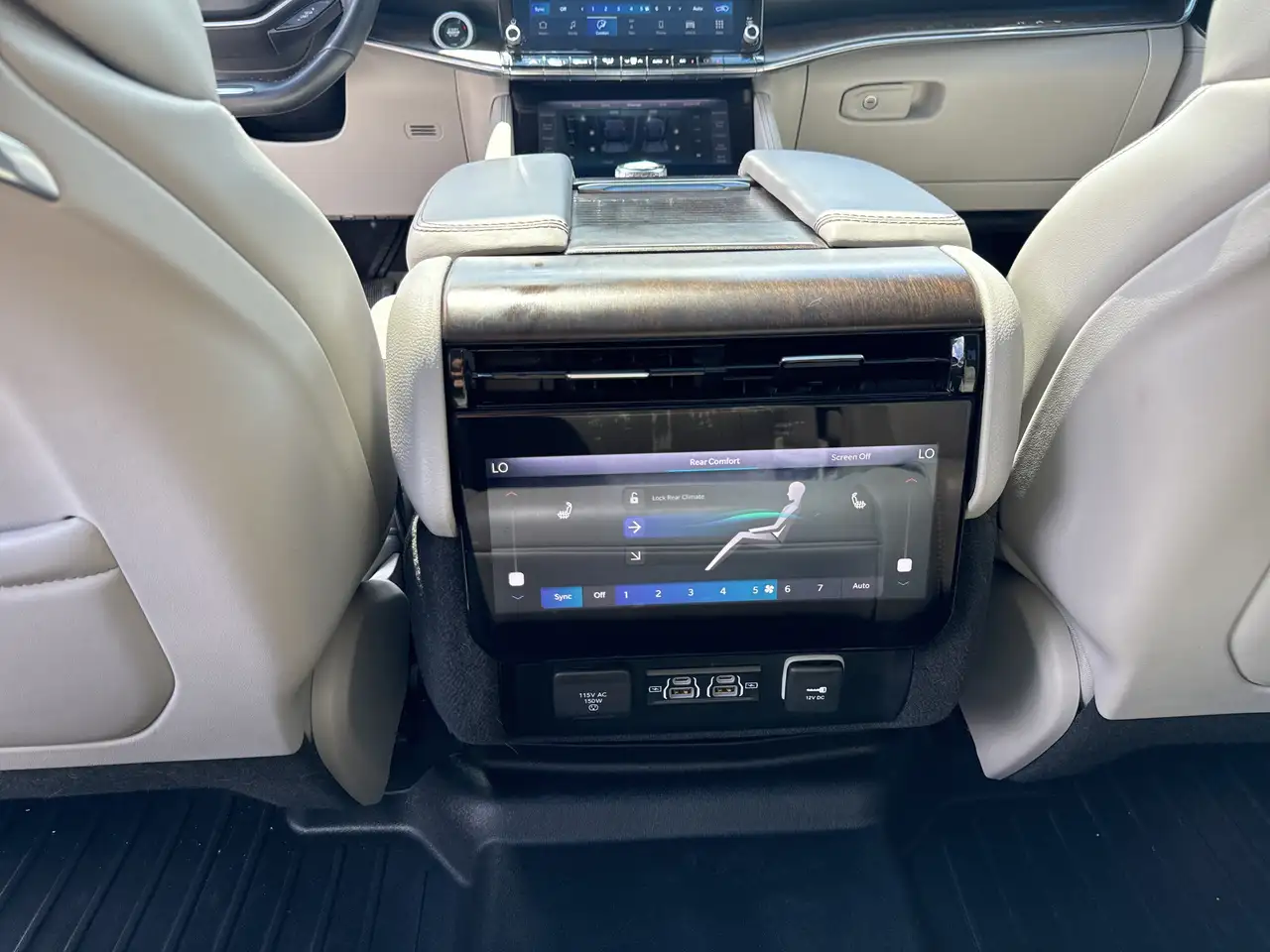 Jeep Grand Wagoneer photo Jeep Grand Wagoneer