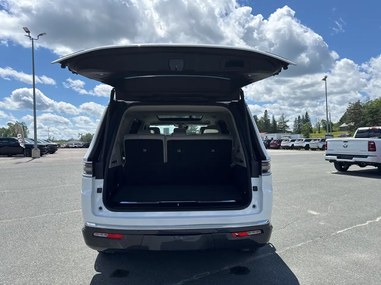Jeep Grand Wagoneer photo Jeep Grand Wagoneer