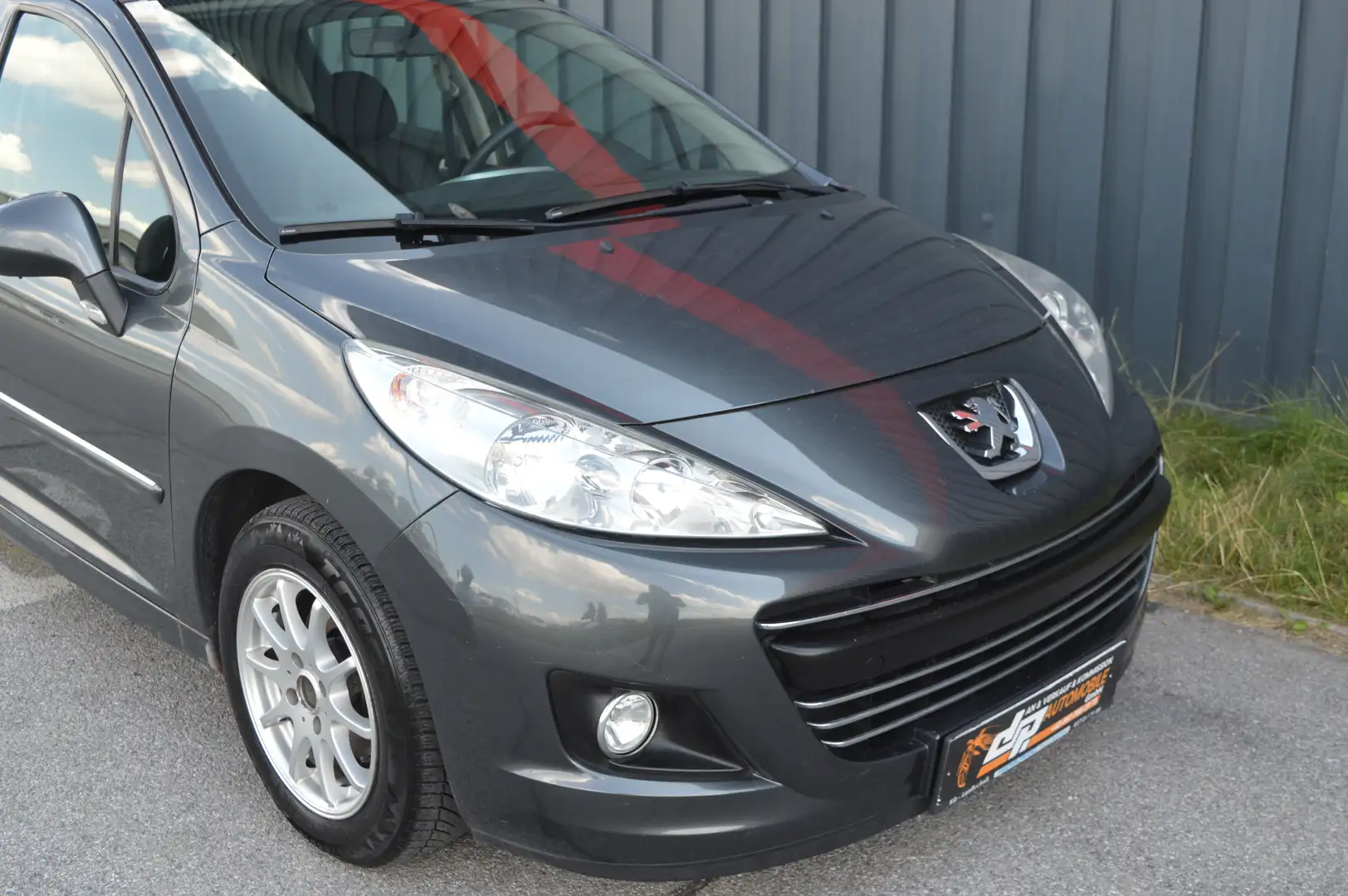 Peugeot 207 1,4 **Tendance**Pickerl**Klima** Grau - 2