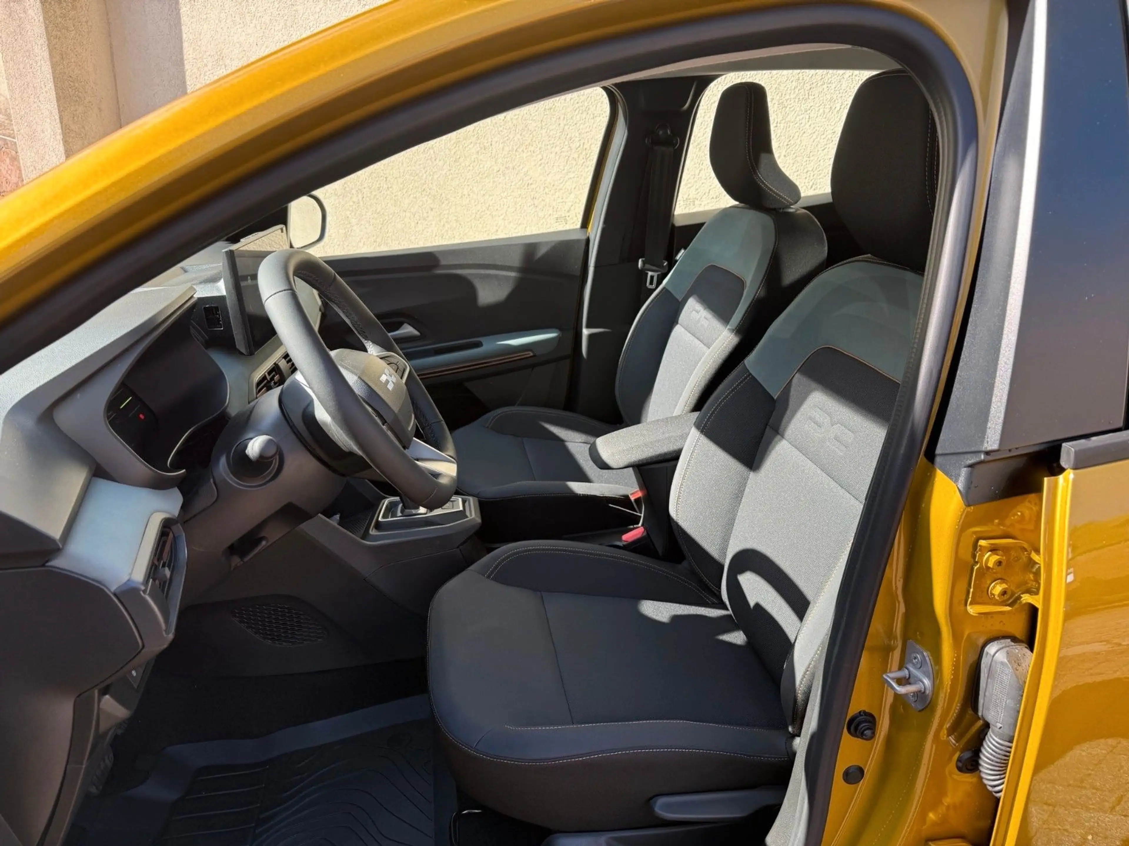Dacia Sandero Stepway Extreme hybrid 155 — photo 7