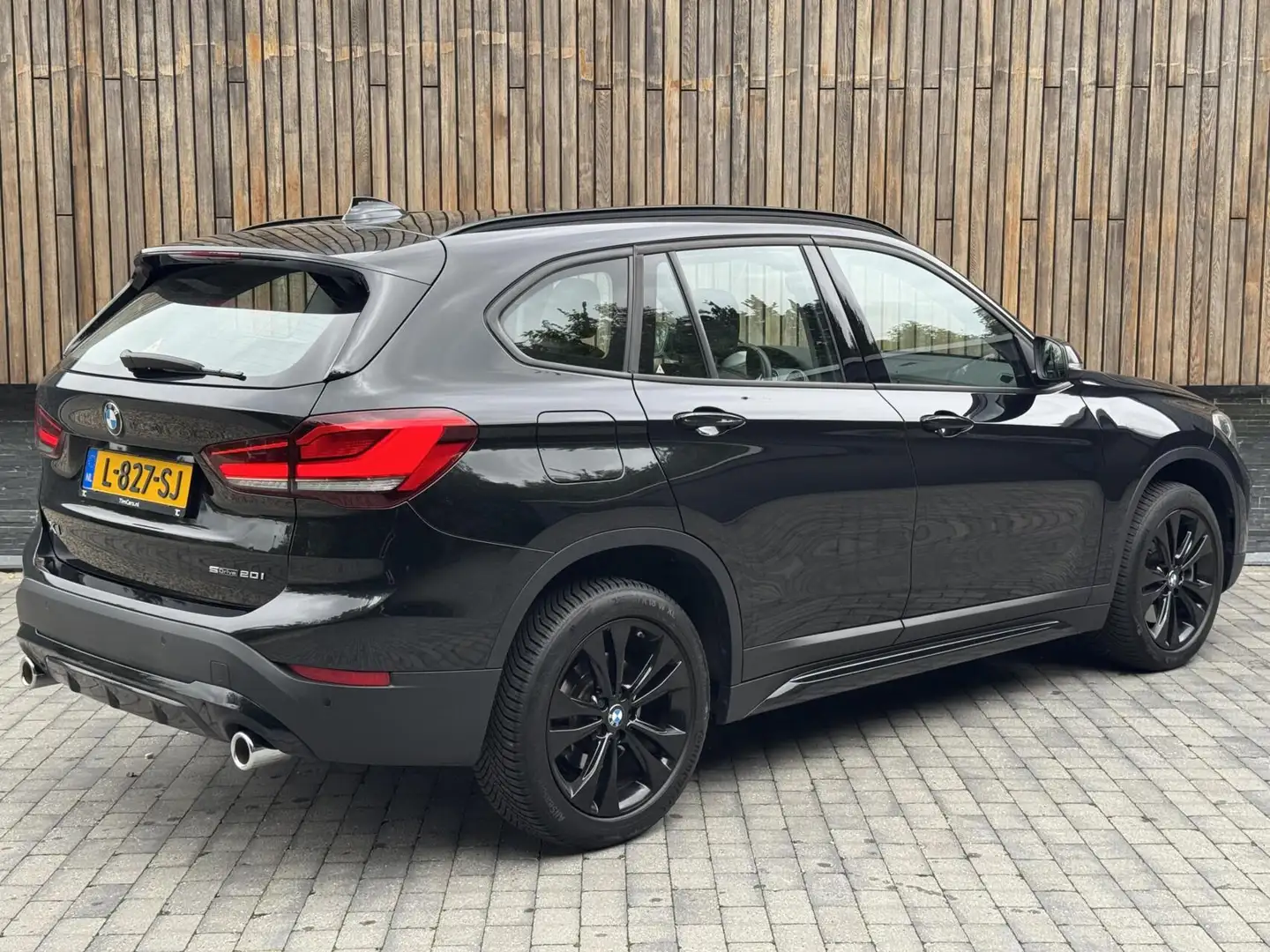 BMW X1 sDrive20i Business Edition Automaat Sport Line | H Schwarz - 2