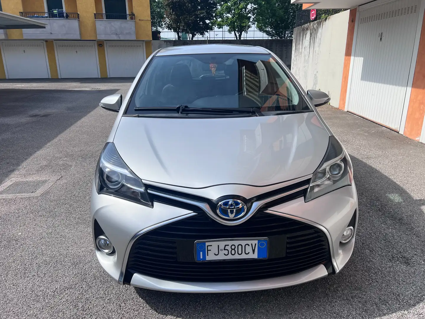 Toyota Yaris Yaris III 2015 5p 1.5h Active my16 Grigio - 1