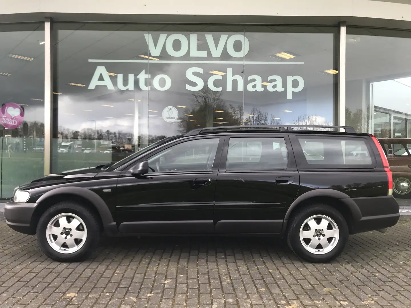Volvo V70 Cross Country 2.4 T AWD Comfortline Automaat | Rij crna - 2