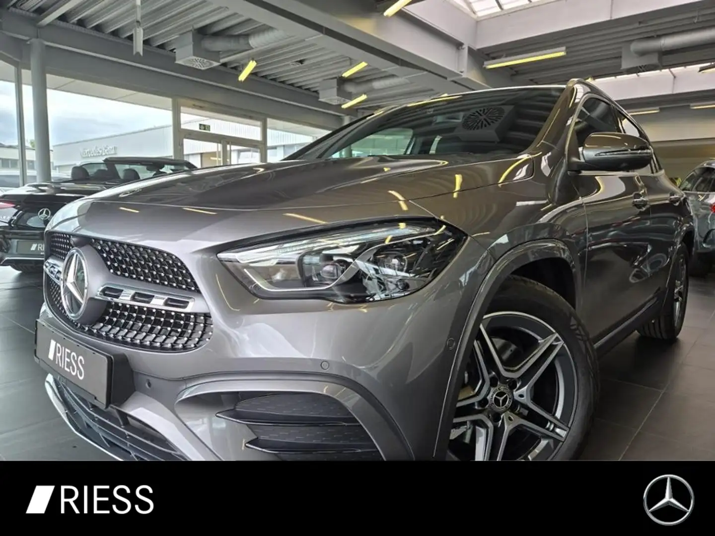 Mercedes-Benz GLA 180 Grau - 1