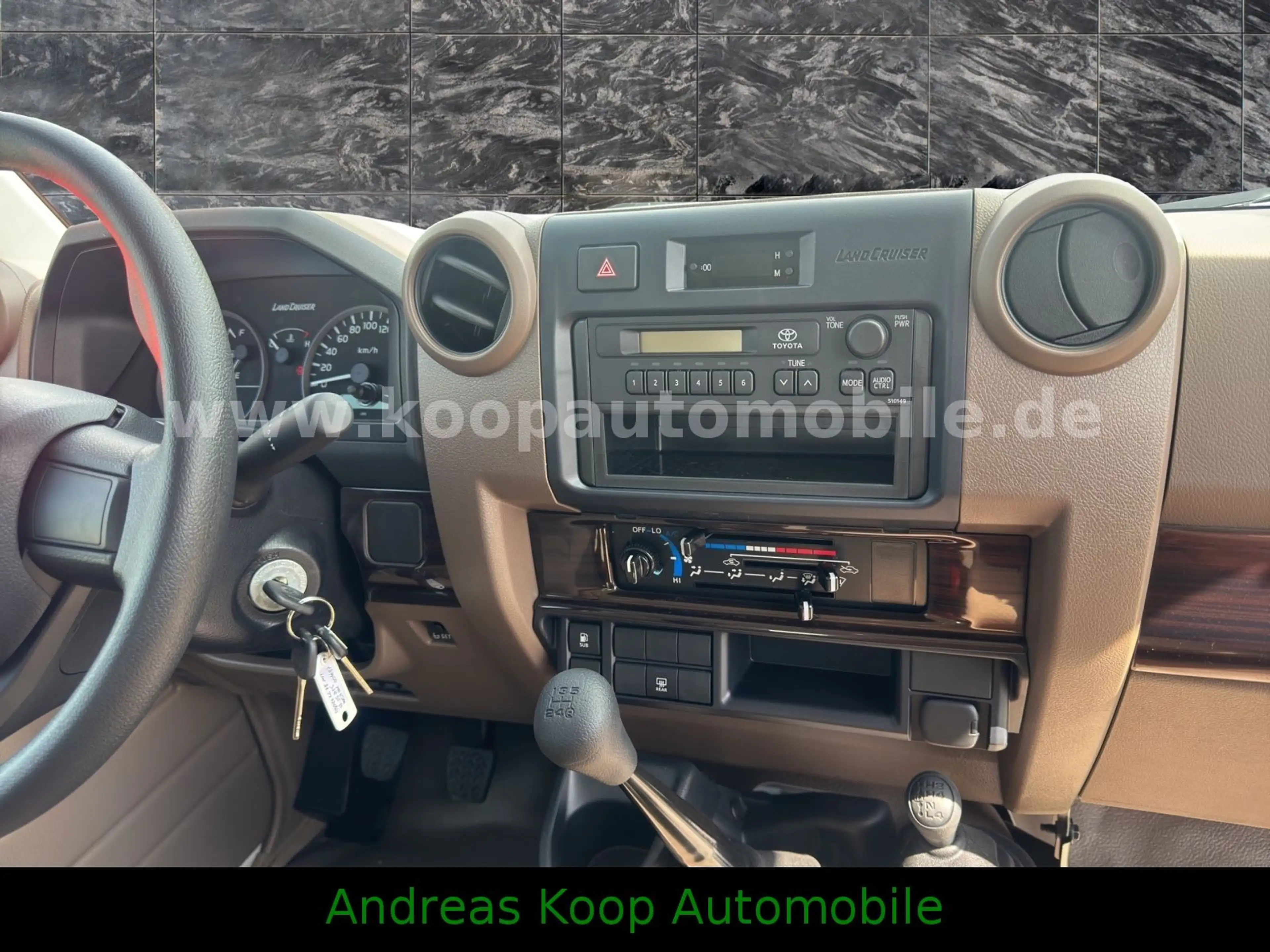 Toyota Land Cruiser GRJ 78 4,0i V6 STD 40th 2x90 SOFORT — photo 6