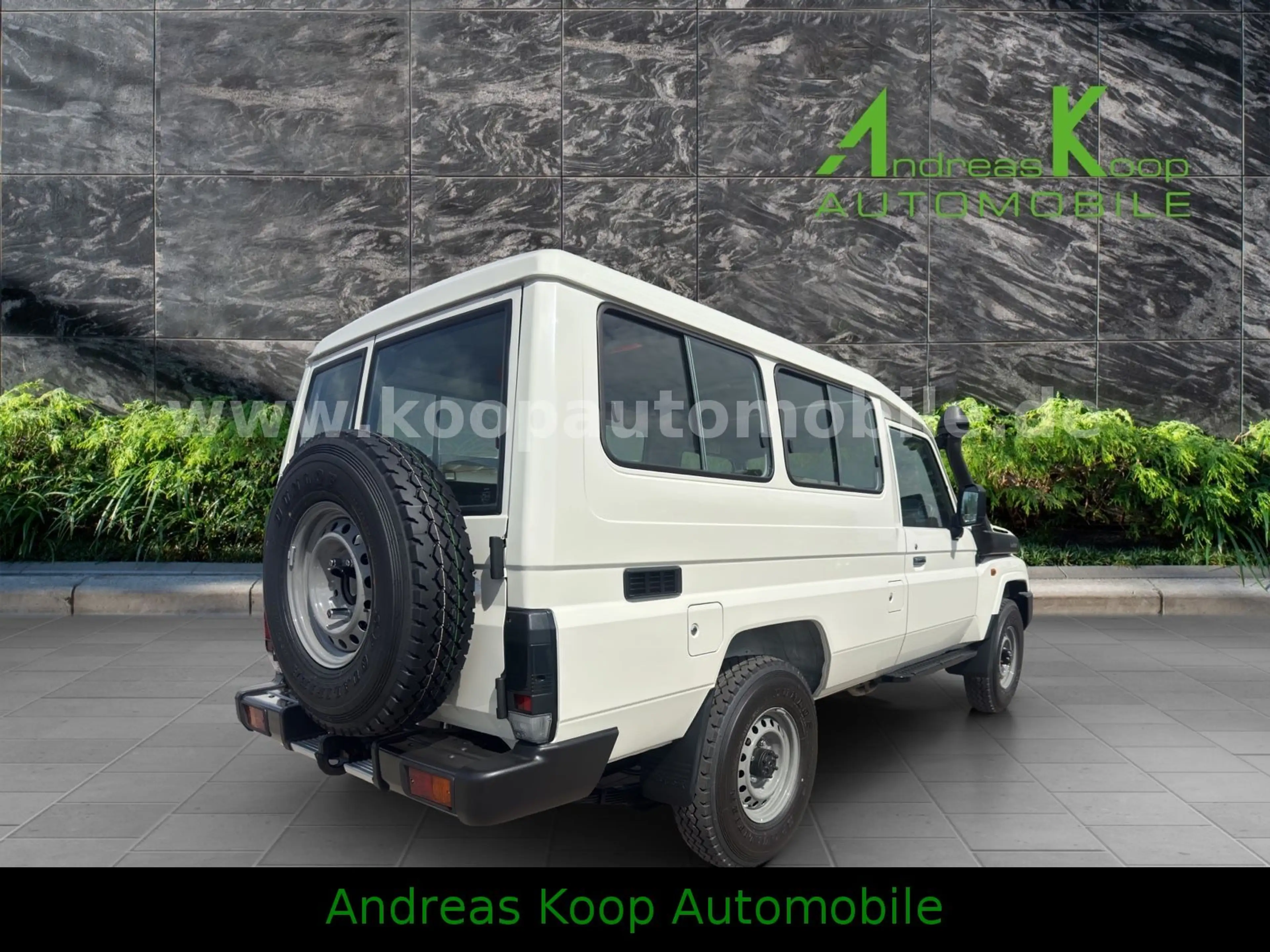 Toyota Land Cruiser GRJ 78 4,0i V6 STD 40th 2x90 SOFORT — photo 3