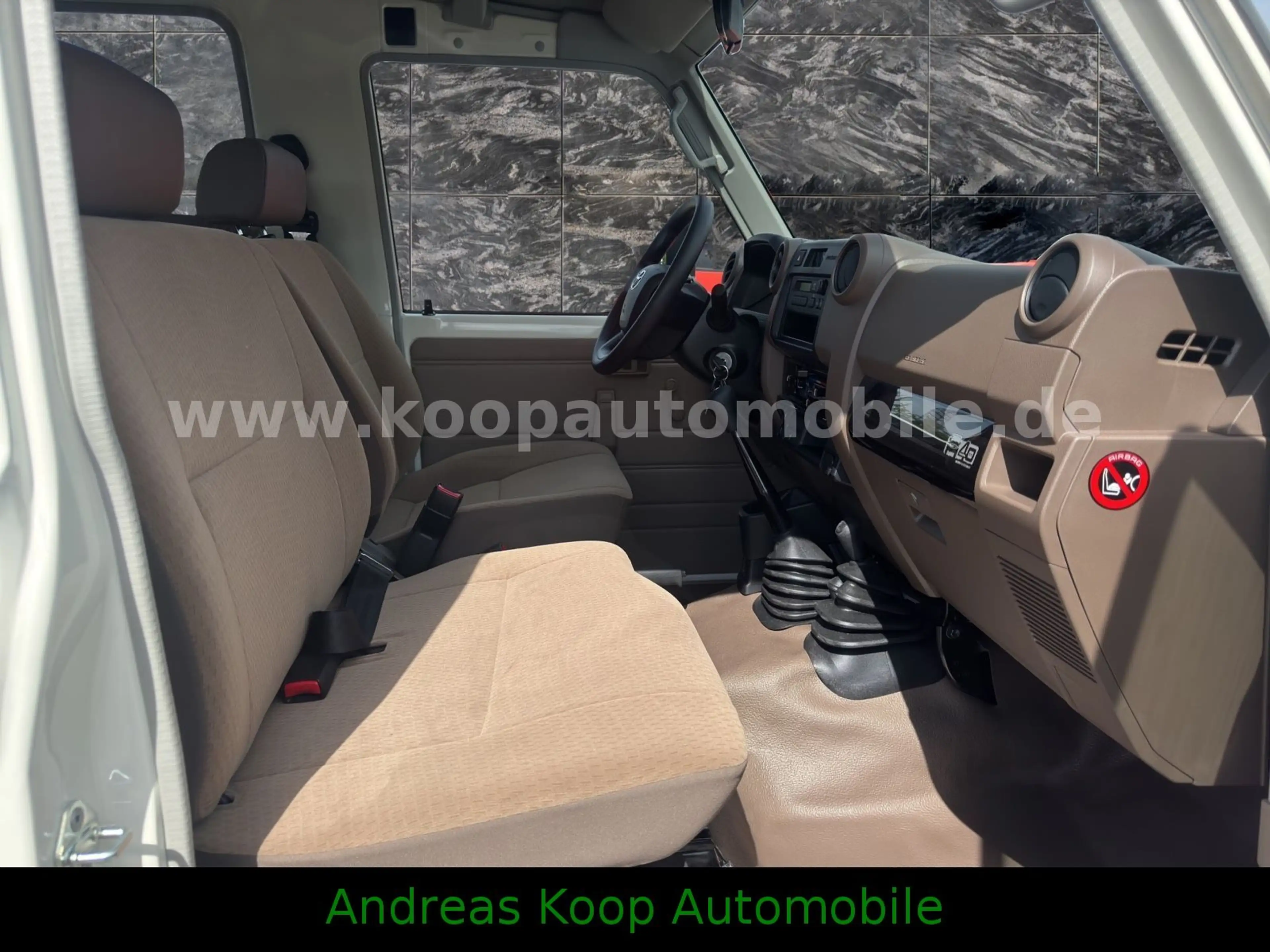 Toyota Land Cruiser GRJ 78 4,0i V6 STD 40th 2x90 SOFORT — photo 5