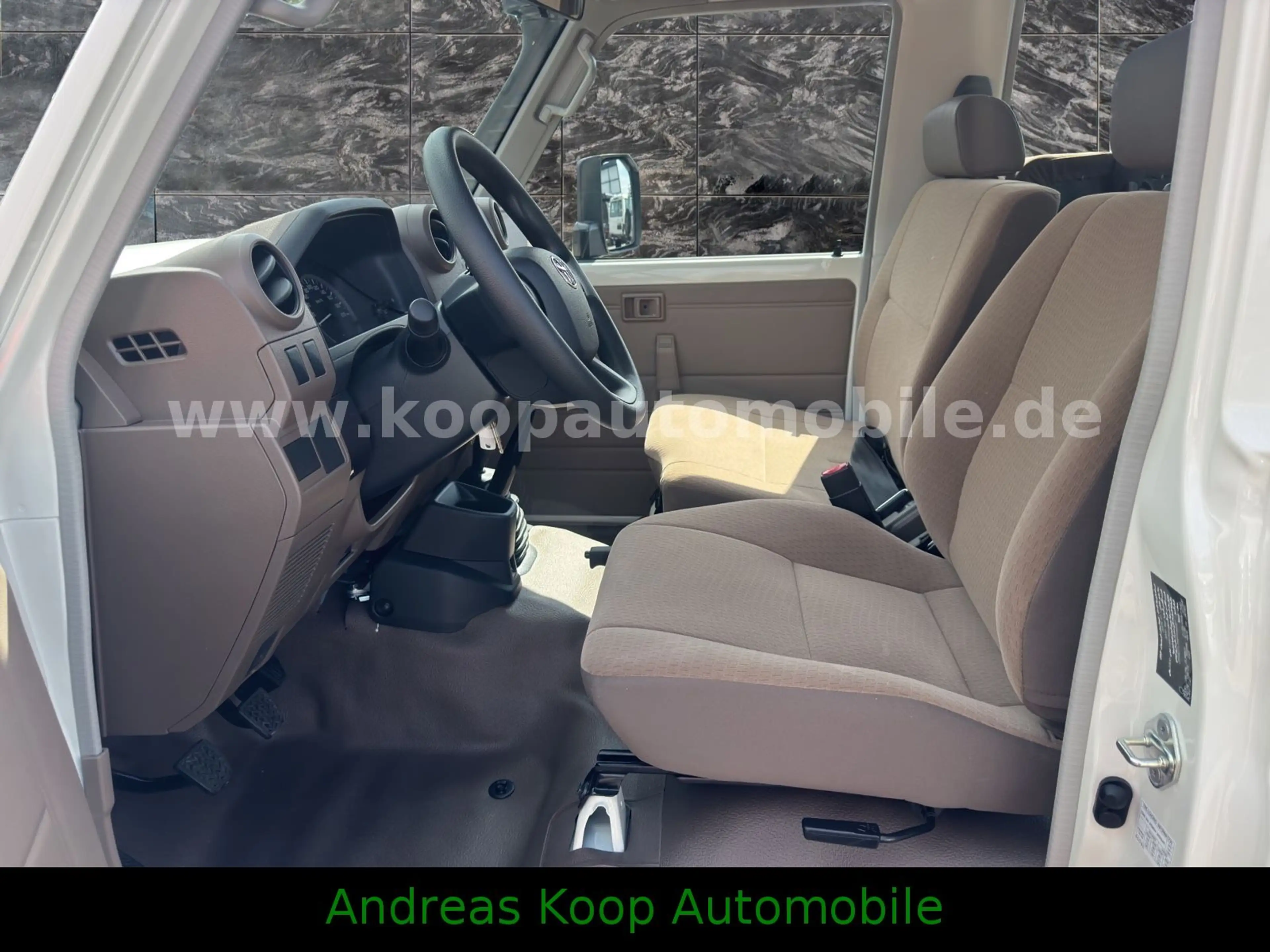Toyota Land Cruiser GRJ 78 4,0i V6 STD 40th 2x90 SOFORT — photo 9