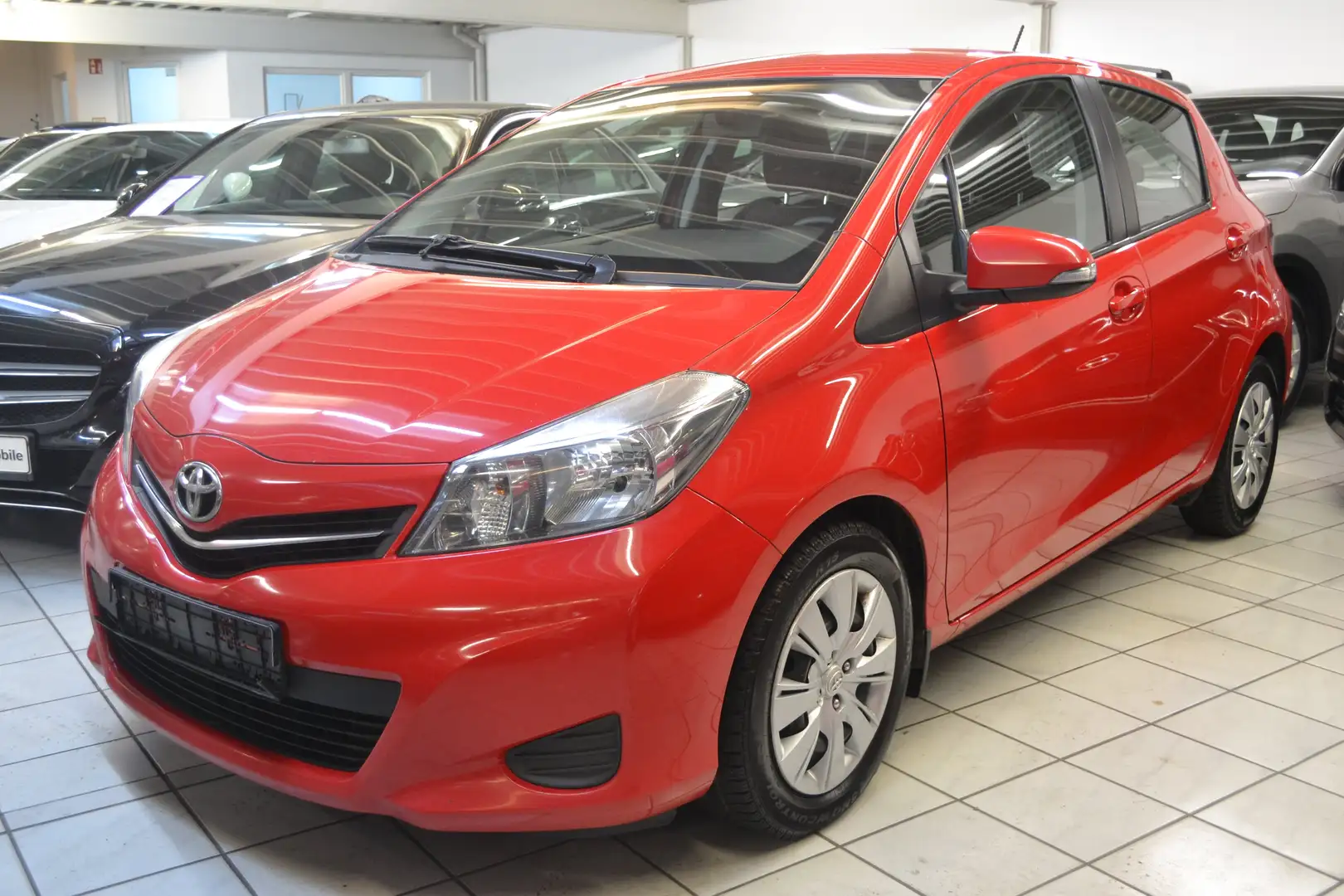 Toyota Yaris 1.4 D-4D Life CO²-104g *1.HAND*KAMERA*KLIMA Rojo - 1