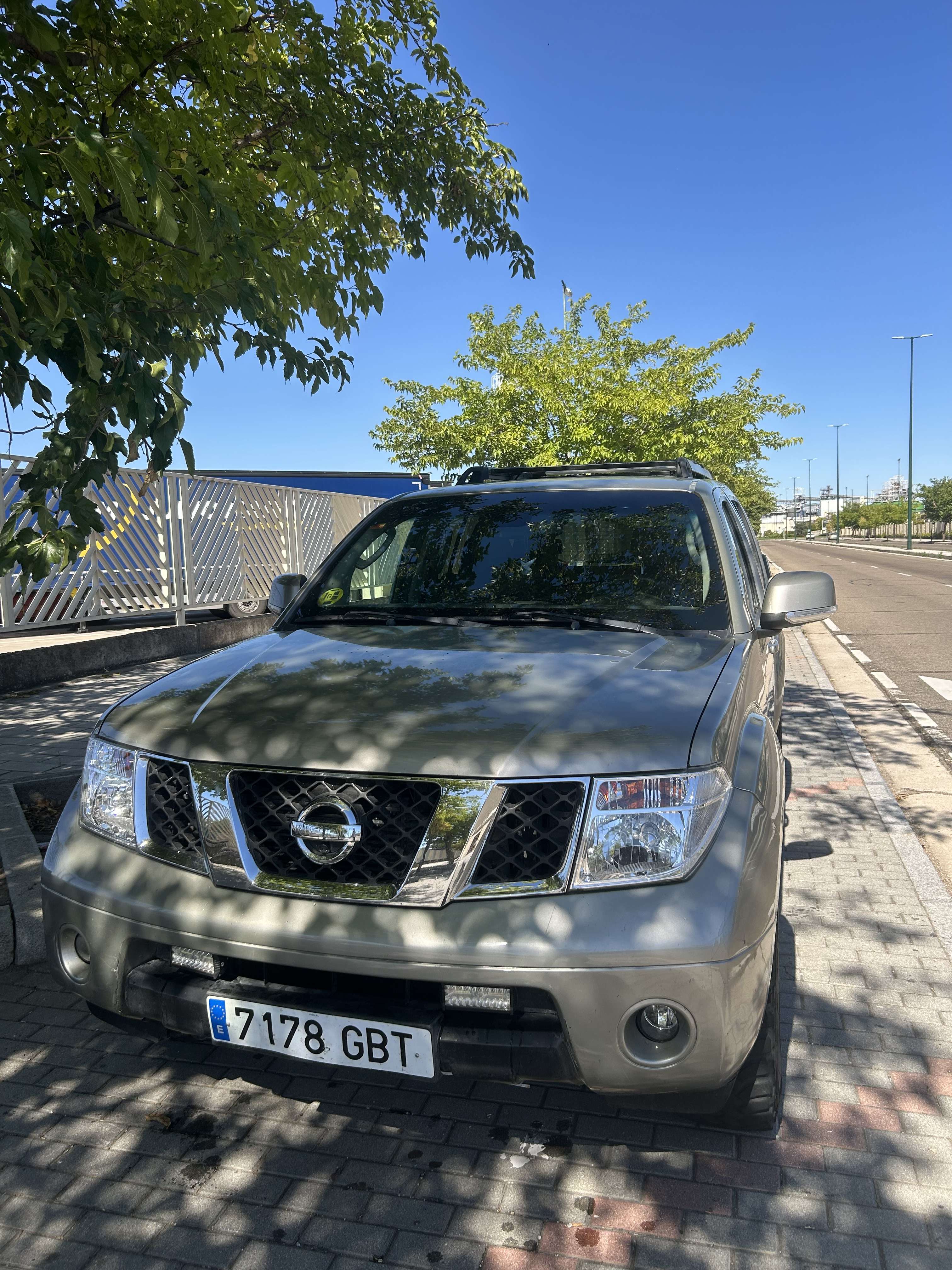 Nissan Pathfinder 2.5dCi XE 7pl. - foto 1