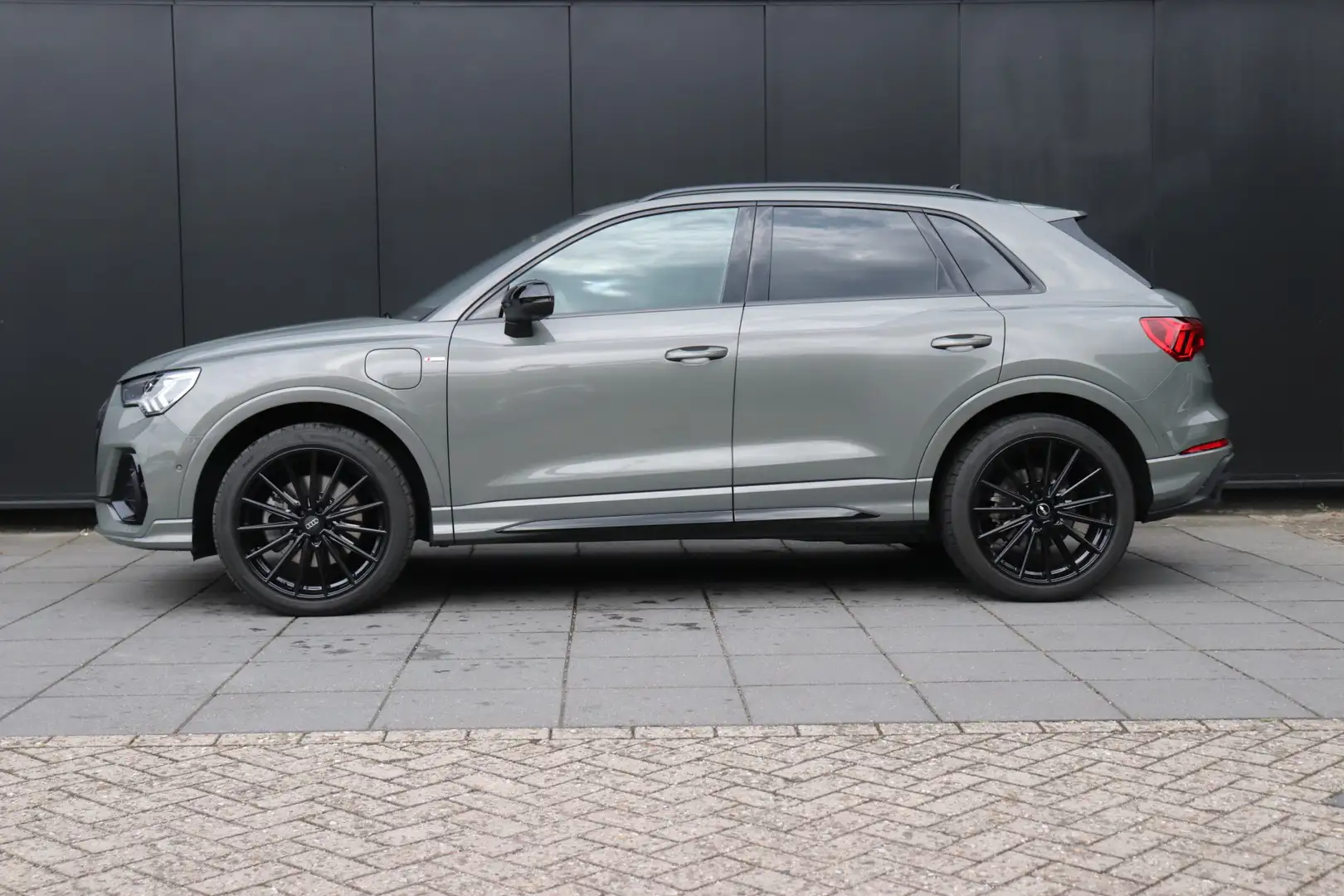 Audi Q3 45 TFSI e S edition | LEDER | STOELVERW. | PANO | Grijs - 2