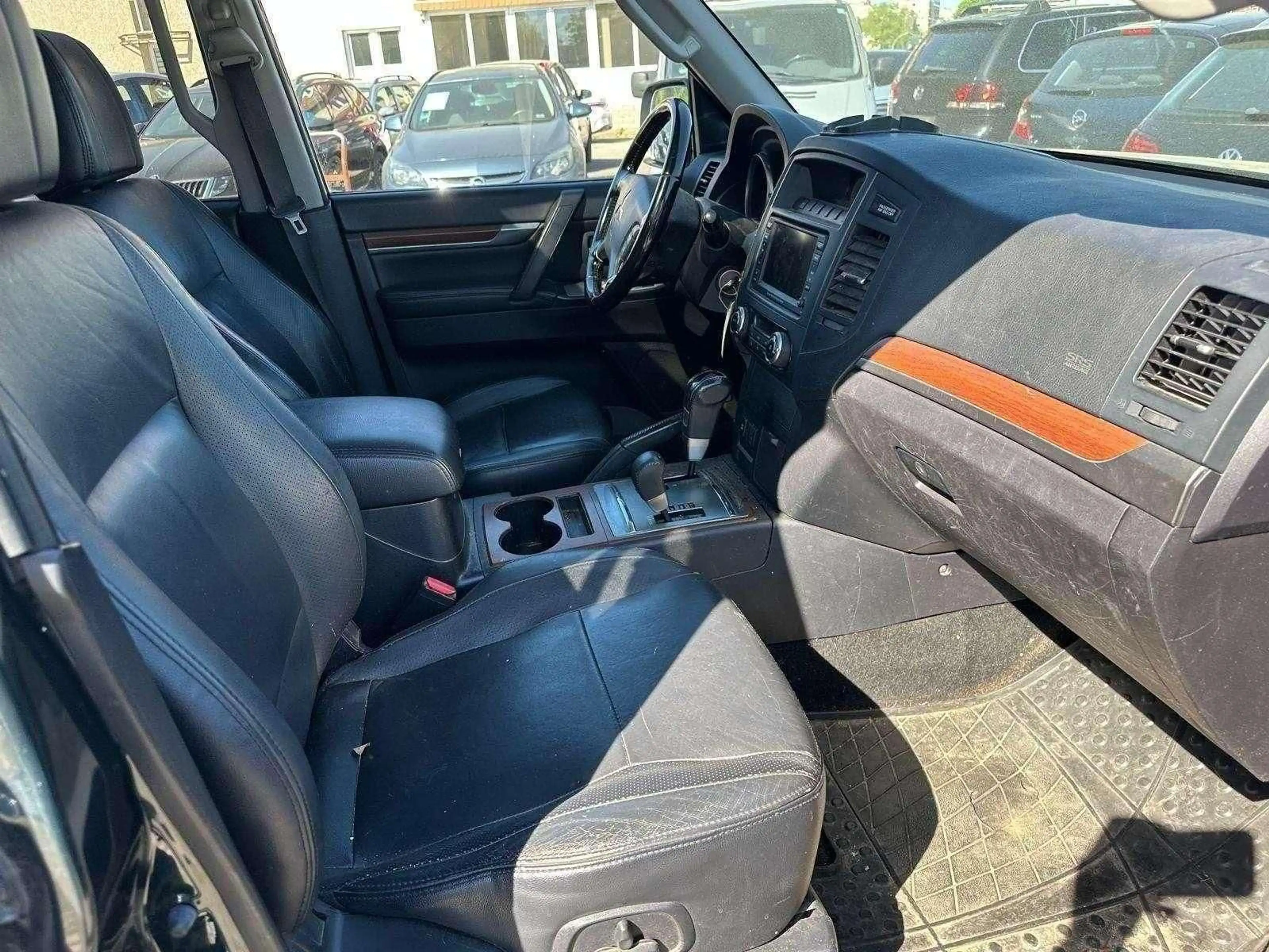 Mitsubishi Pajero 3.2 DI-D Automatik*4X4*XENON*LEDER*NAVI*AHK*PANORAMA* — photo 9
