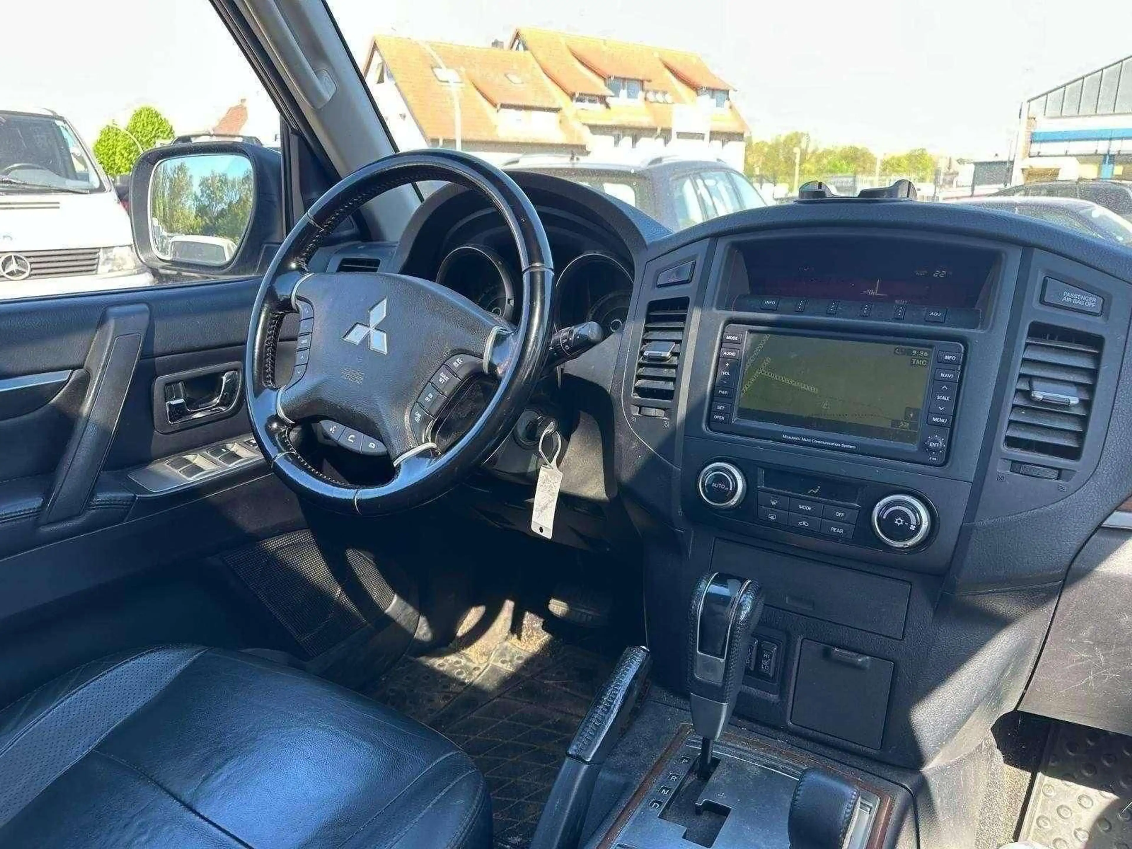 Mitsubishi Pajero 3.2 DI-D Automatik*4X4*XENON*LEDER*NAVI*AHK*PANORAMA* — photo 11