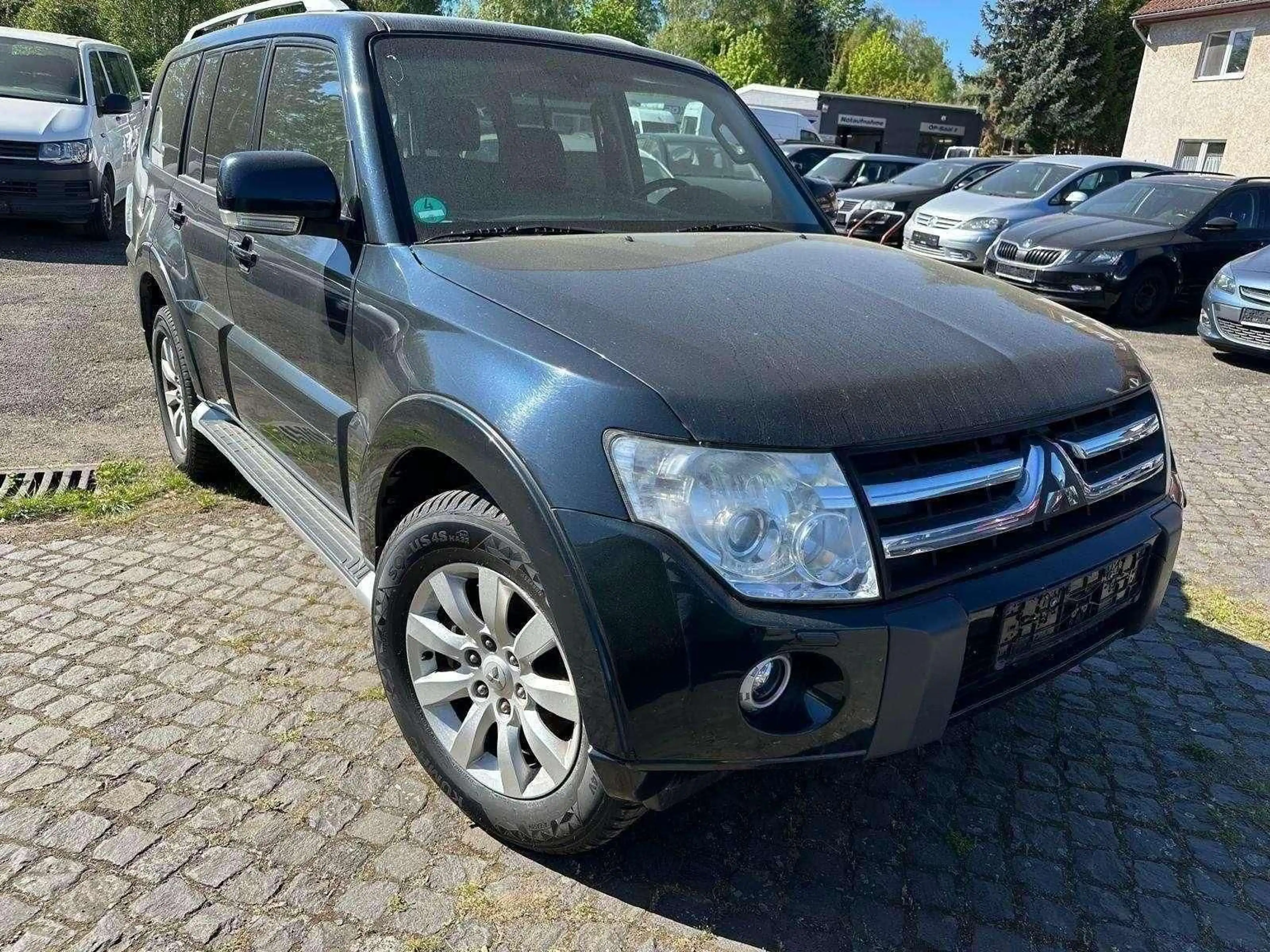 Mitsubishi Pajero 3.2 DI-D Automatik*4X4*XENON*LEDER*NAVI*AHK*PANORAMA*