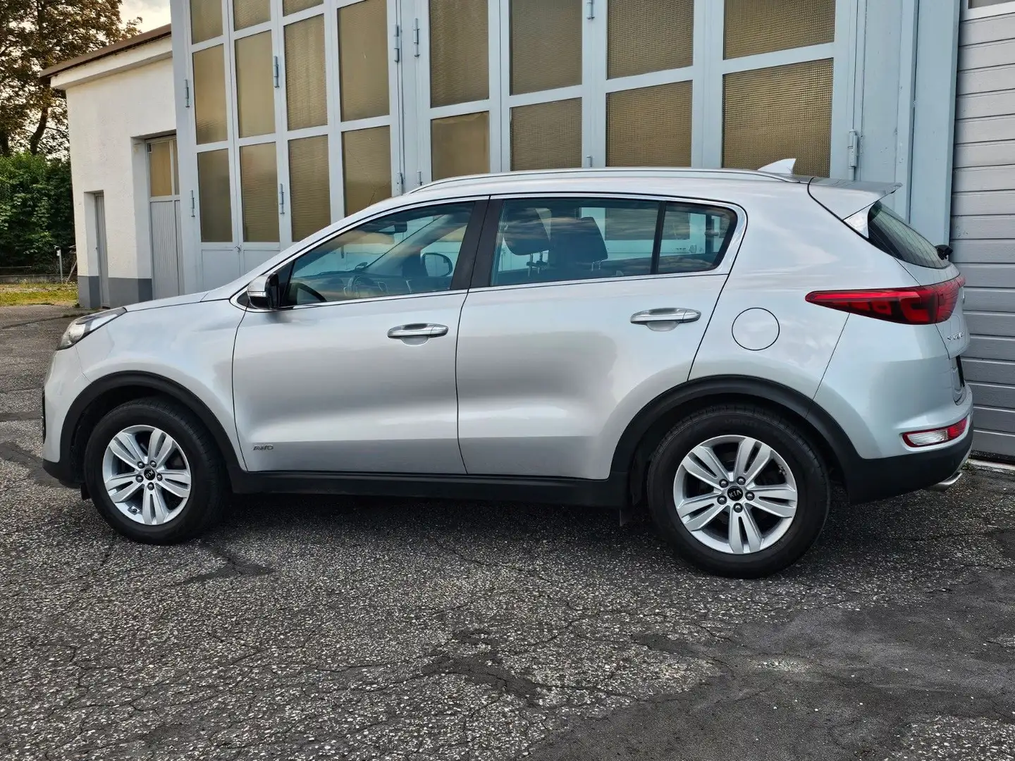 Kia Sportage Vision 4WD LED AHK RFK FSA SHZ /TÜV NEU Silber - 2