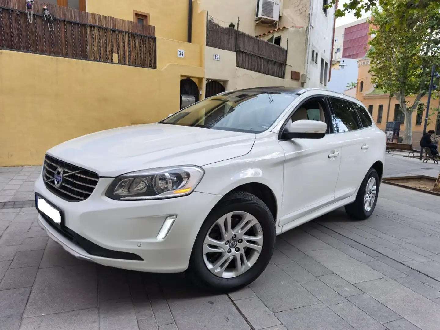 Volvo XC60 T5 Momentum Aut. 240 Blanc - 1