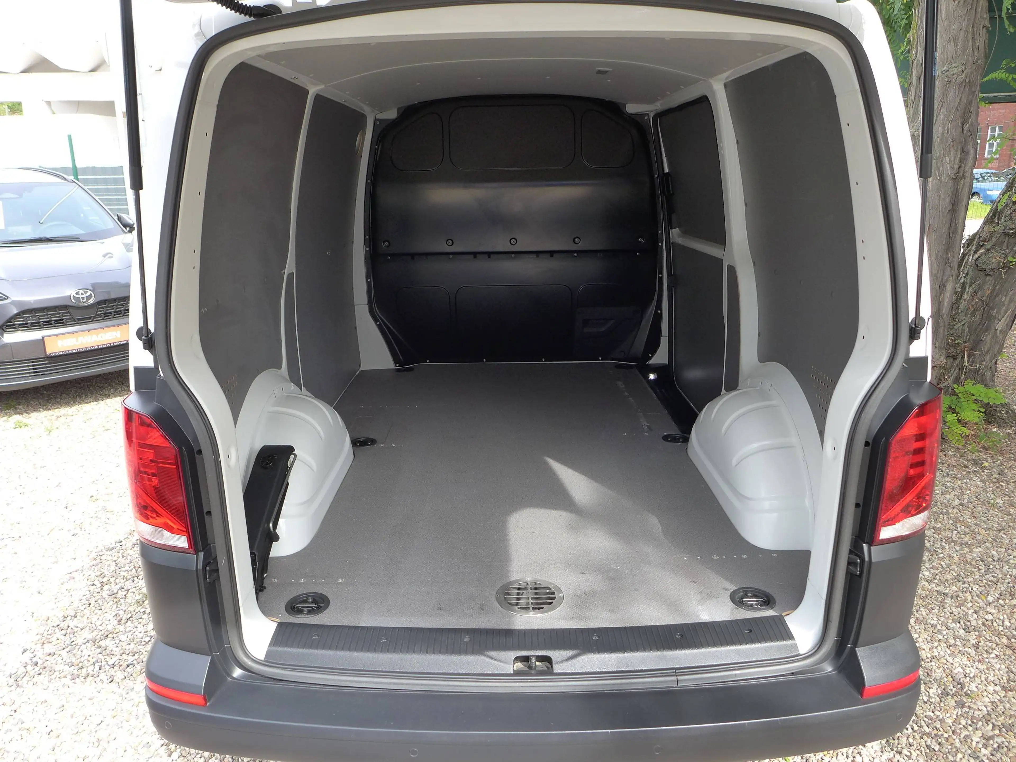 Volkswagen T6.1 Transporter Transporter T6.1 2.0 TDI BMT Klima / APP / PDC — photo 13