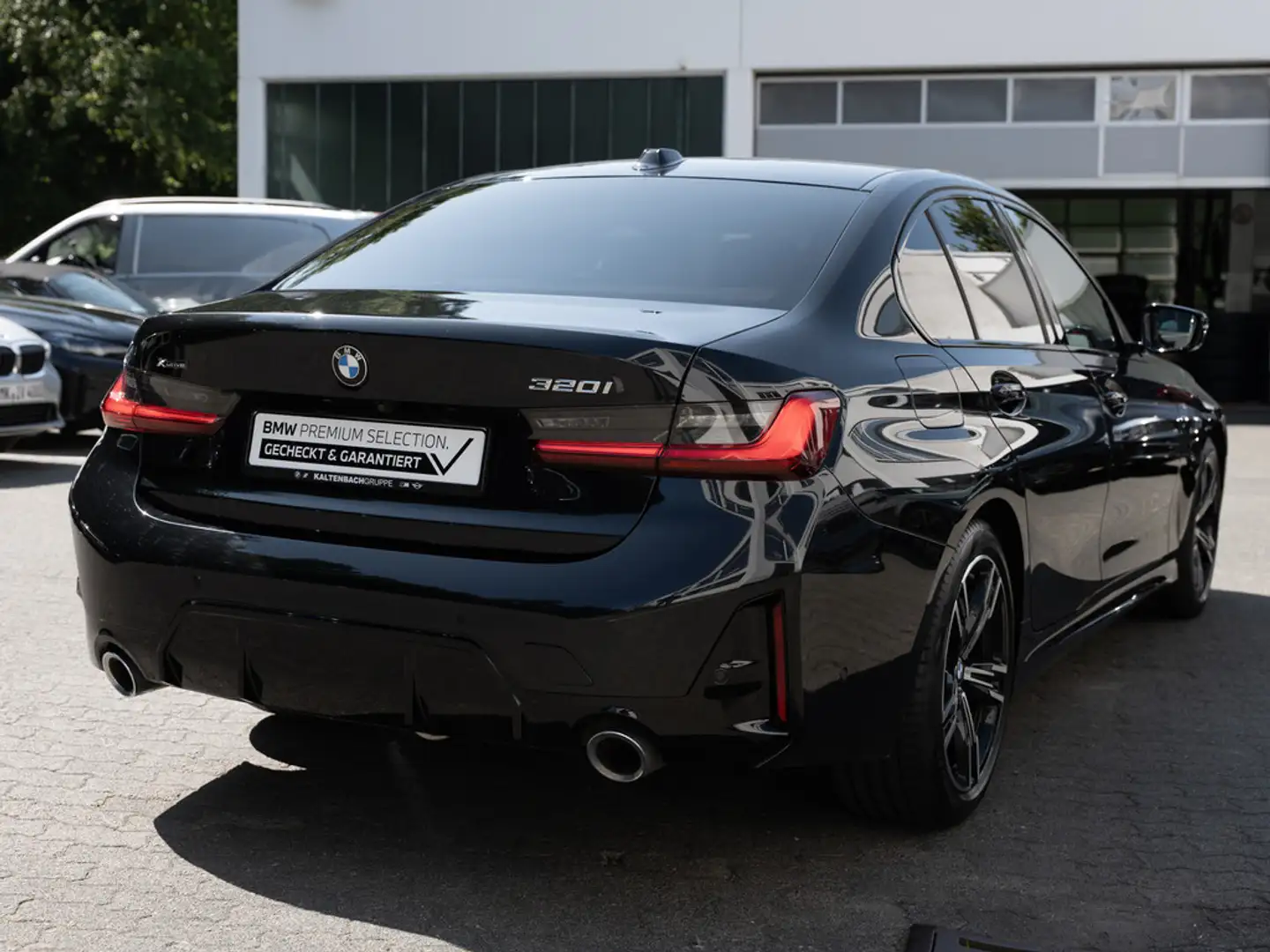 BMW 320 i xDrive M-Sport AHK LED ACC NAVI KAMERA Schwarz - 2