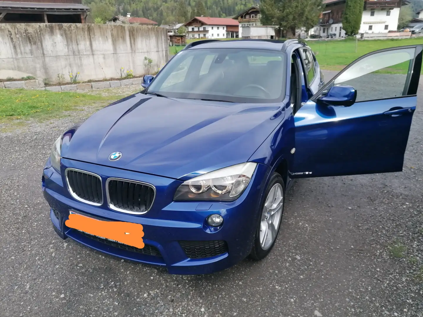 BMW X1 xDrive18d Blau - 1