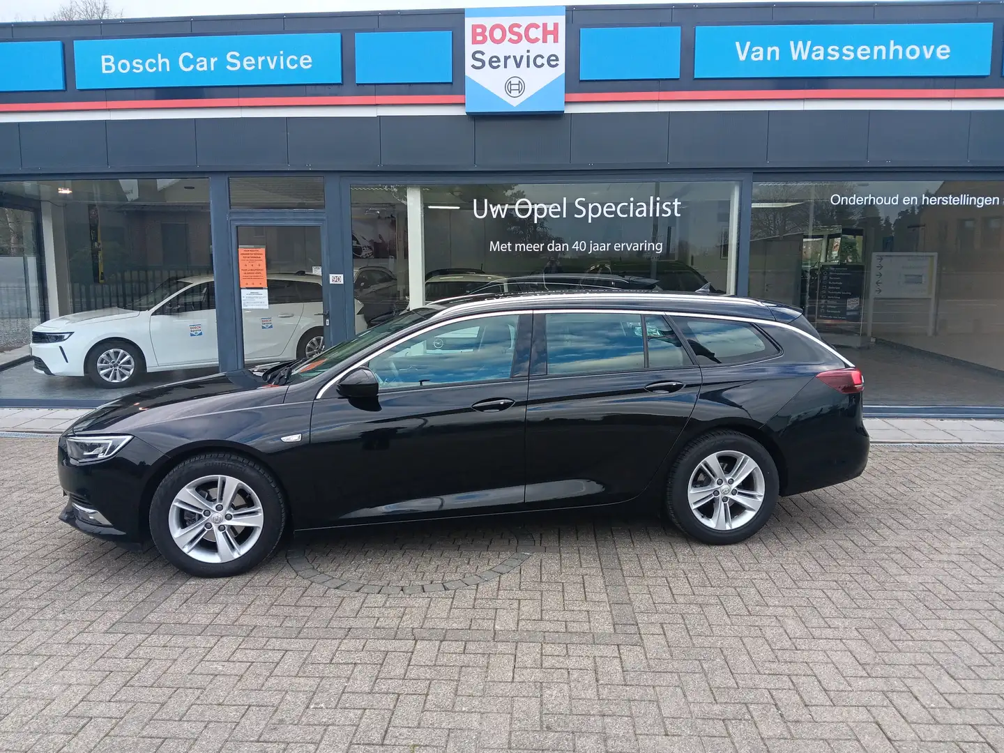 Opel Insignia Sports Tourer 1.6 CDTI ECOTEC D Innovation (EU6.2) Zwart - 1