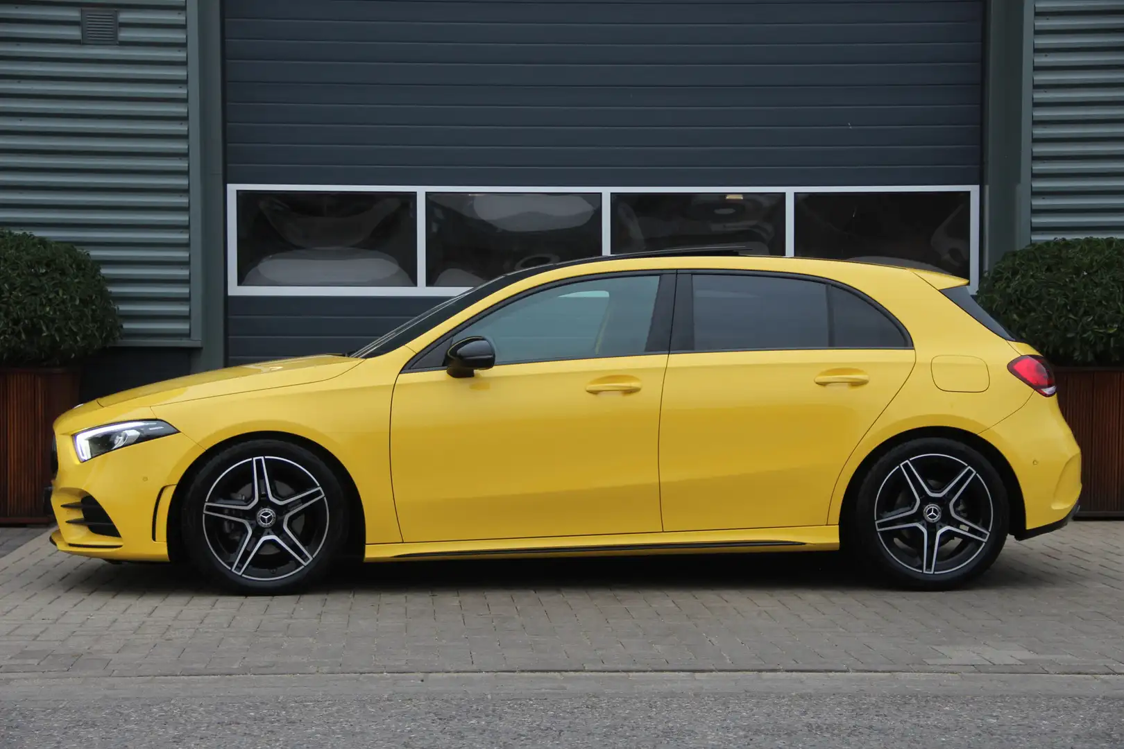 Mercedes-Benz A 180 Business Solution AMG Panoramadak | Night pakket | Žlutá - 2
