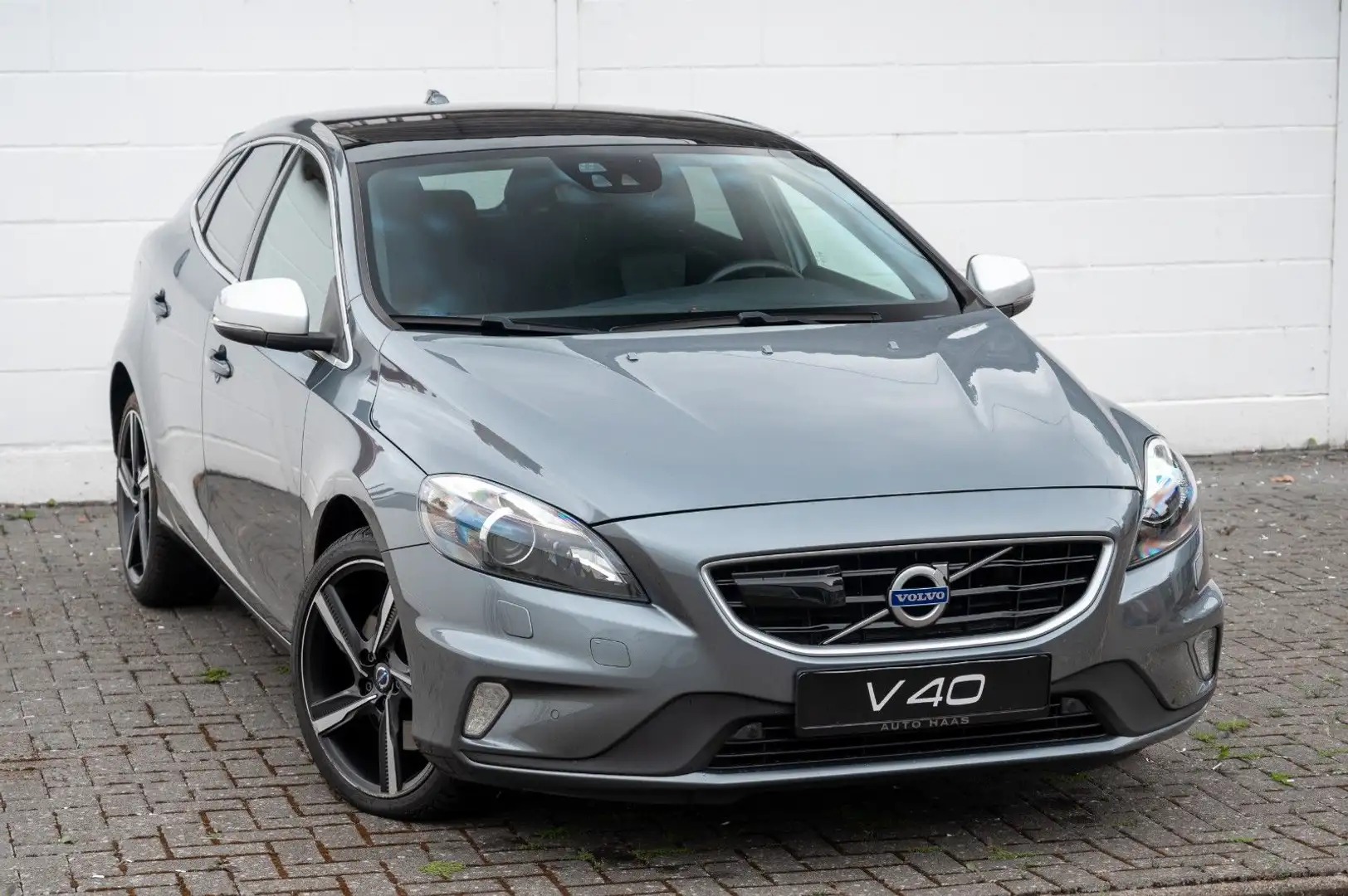 Volvo V40 T5 Momentum R-Design Gris - 1