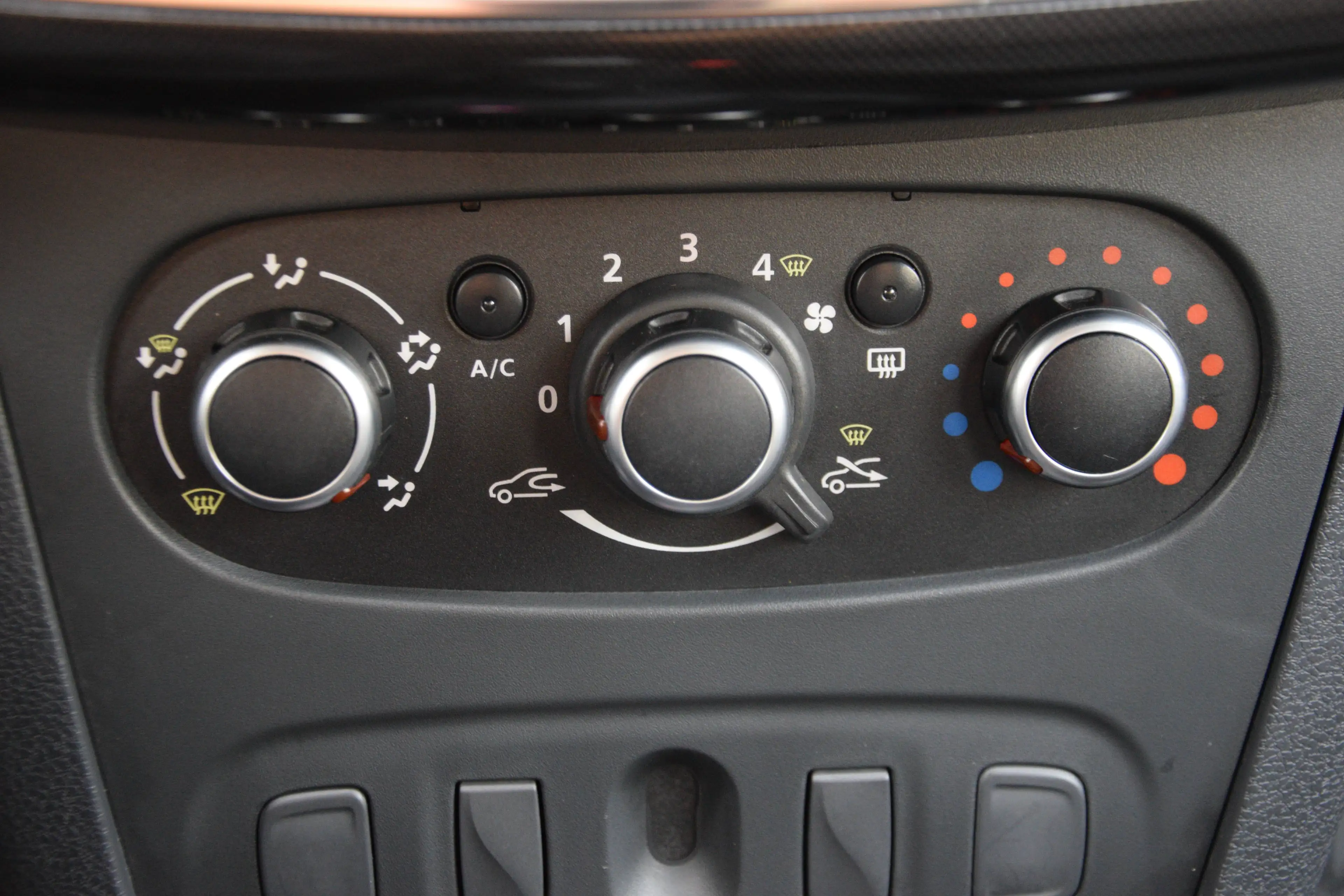 Dacia Logan 1.5 dCi Laureate — photo 11