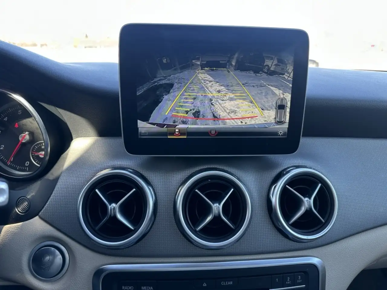 Mercedes-Benz GLA снимка Mercedes-Benz GLA