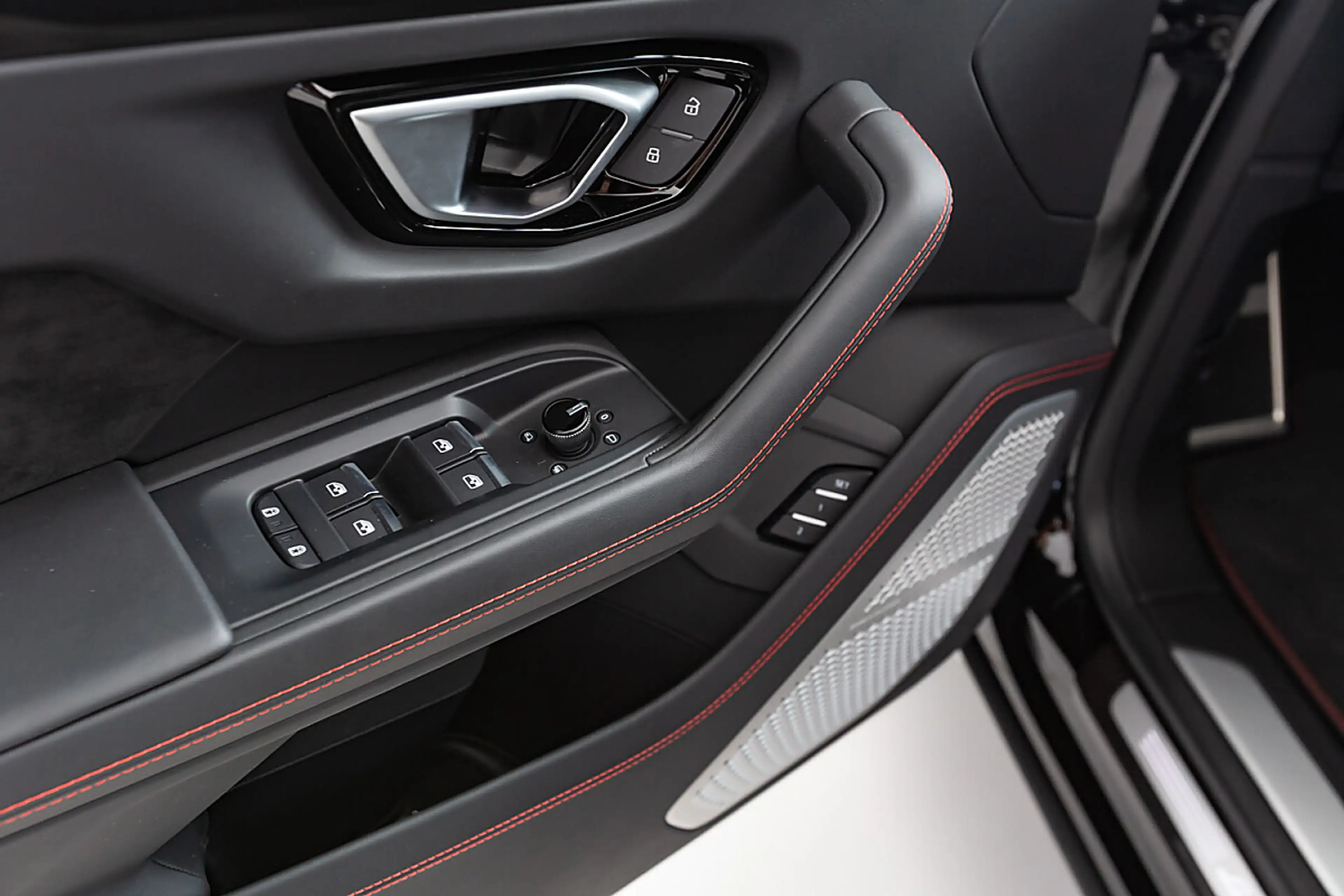 Lamborghini Urus S 60th Anniversary Edition — photo 11