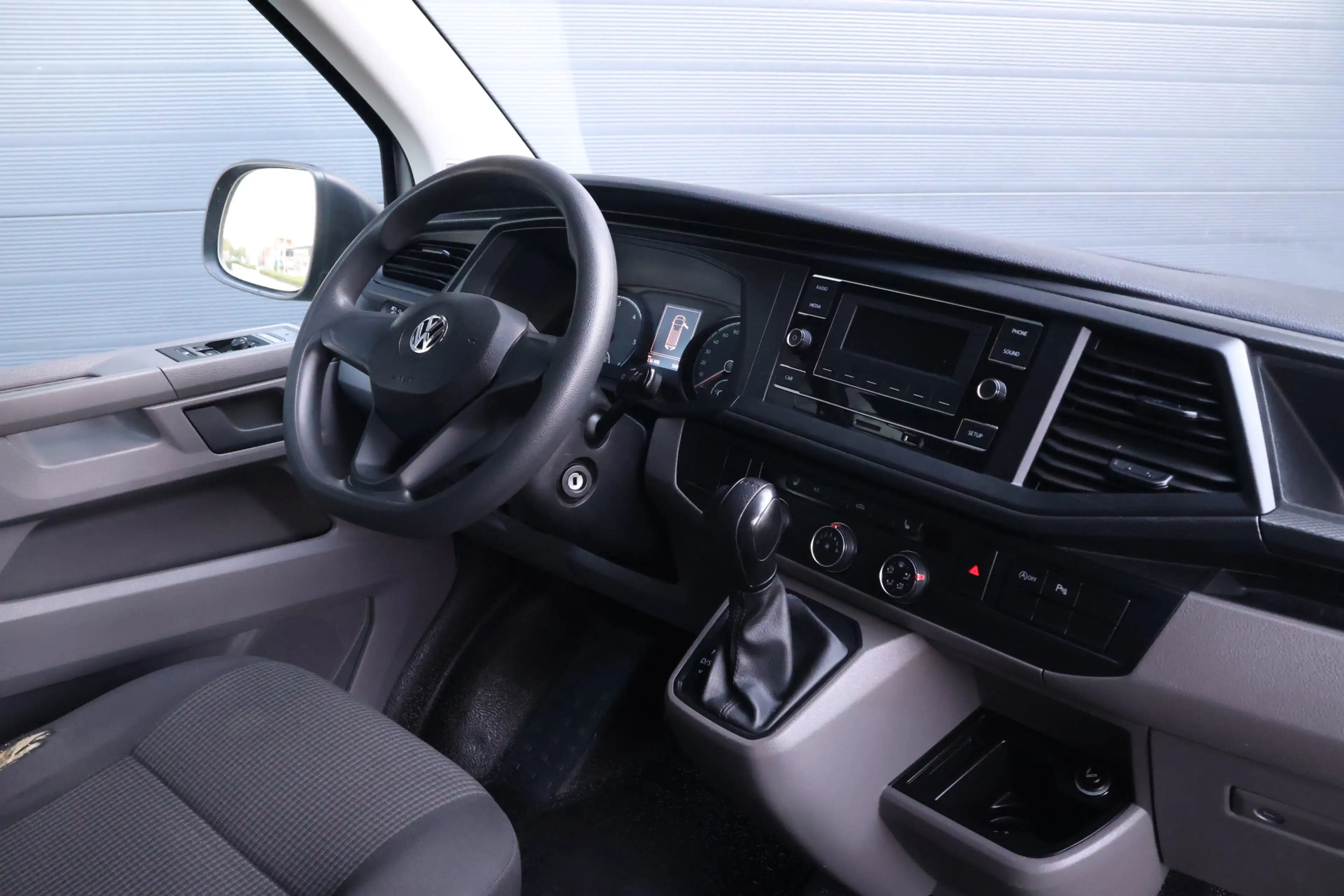 Volkswagen T6.1 Transporter 2.0 TDI L1H1 28 Highline DSG/Stoelverwarming/PDC V — photo 5