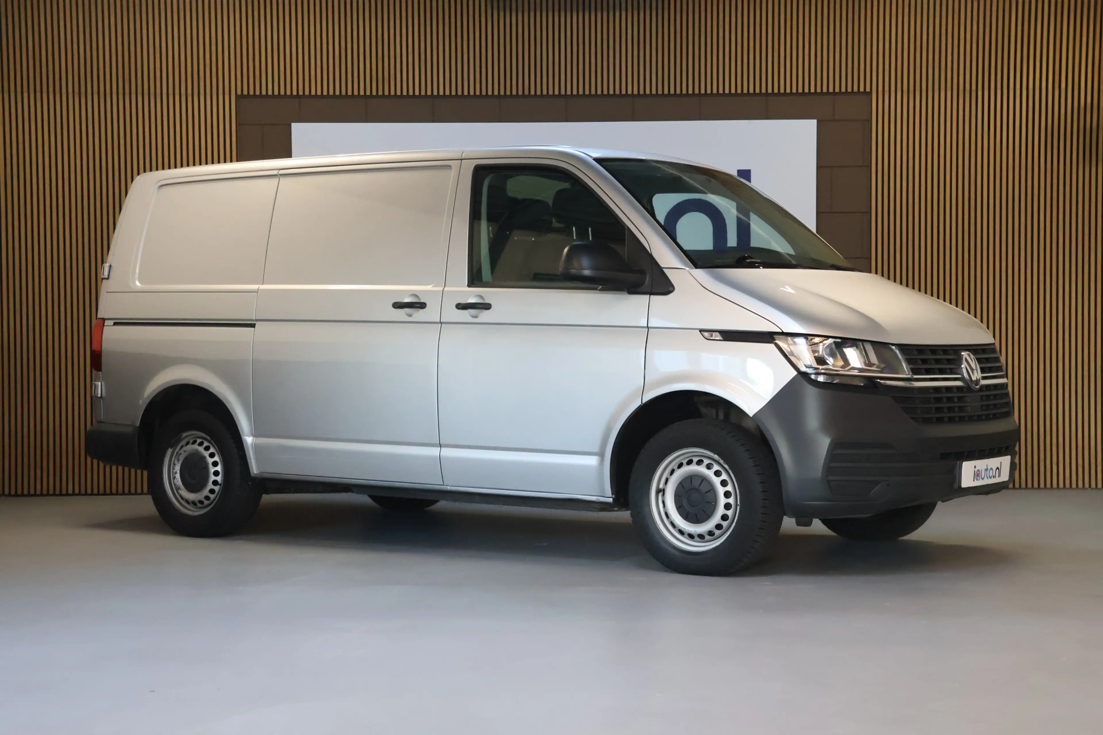 Volkswagen T6.1 Transporter 2.0 TDI L1H1 28 Highline DSG/Stoelverwarming/PDC V — photo 3